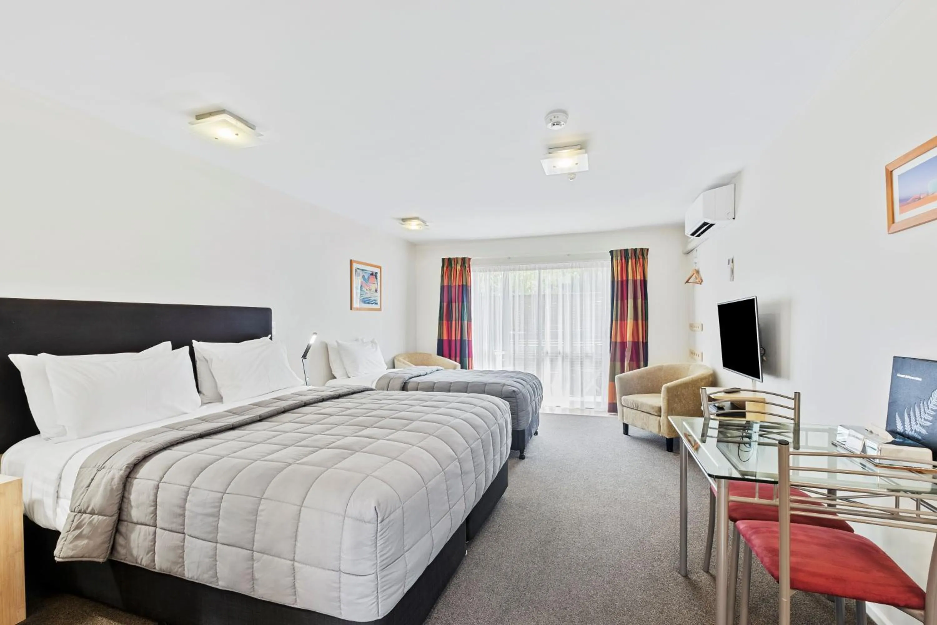 Twin Room with Bath in Tussock Peak Lodge