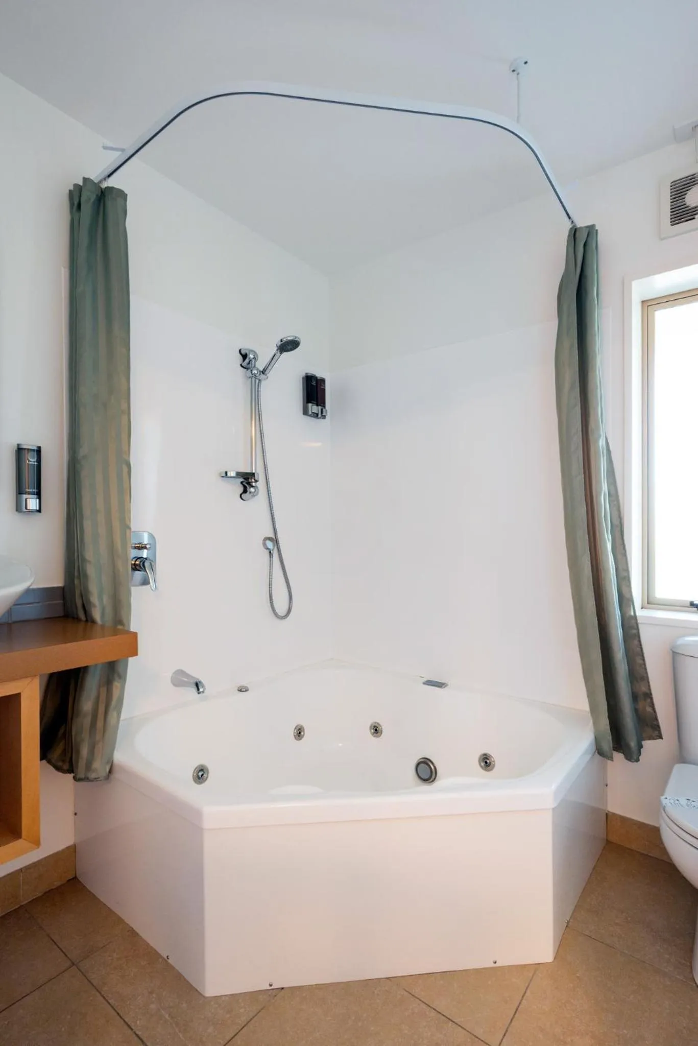 Shower in Tussock Peak Lodge