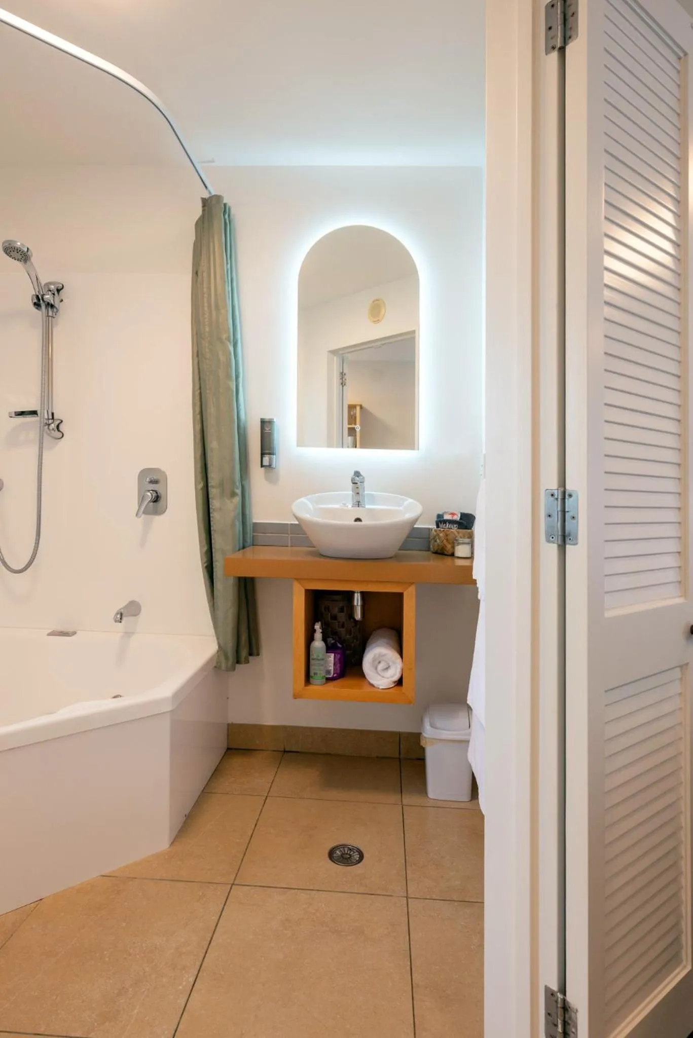 Shower in Tussock Peak Lodge