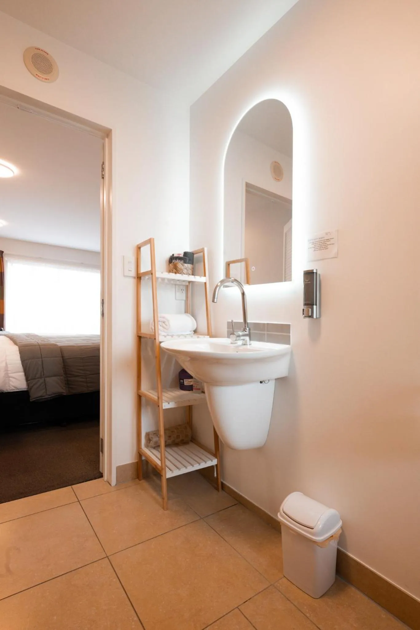 Shower, Bed in Tussock Peak Lodge