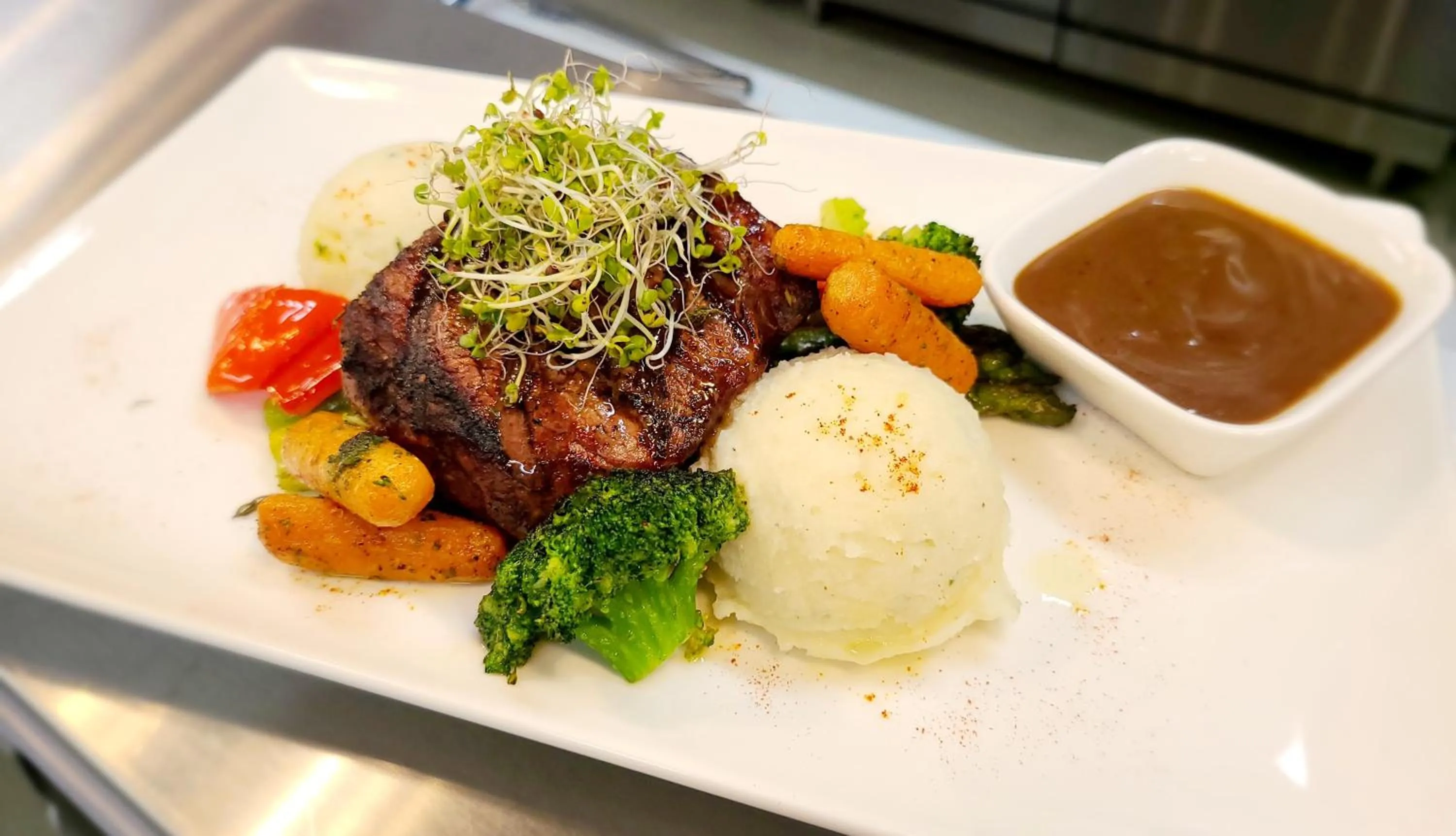 Restaurant/places to eat in Executive House Suites Hotel & Conference Centre