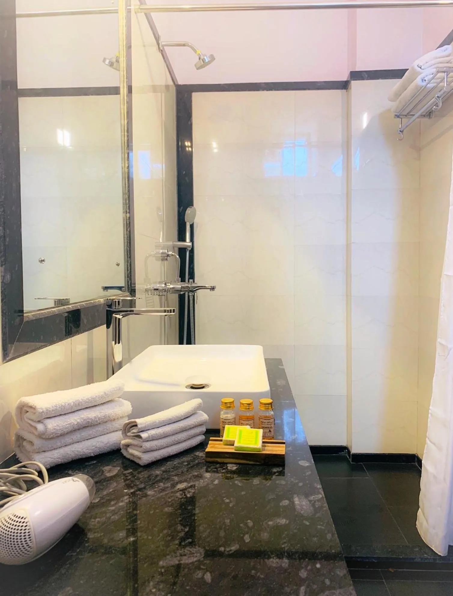 Shower in Bhola Bhawan Bed and Breakfast