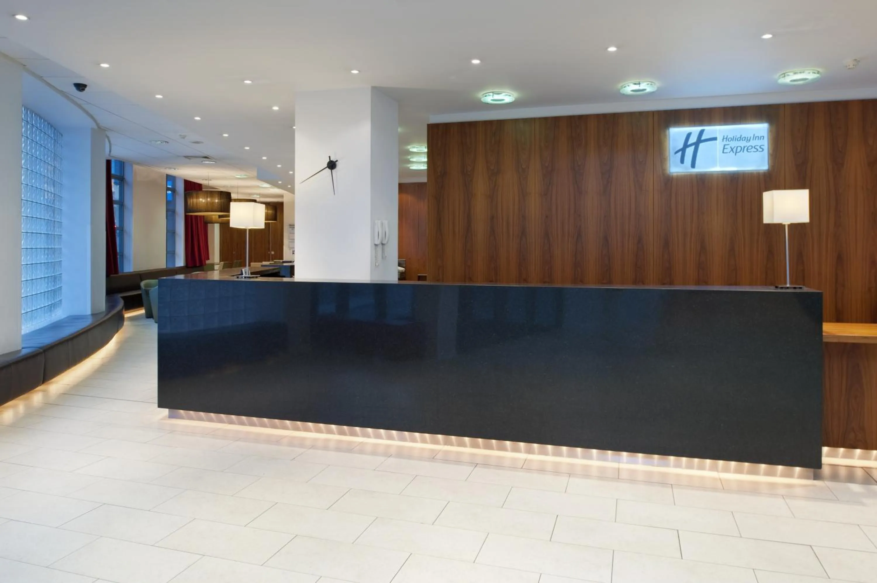 Property building, Lobby/Reception in Holiday Inn Express London City