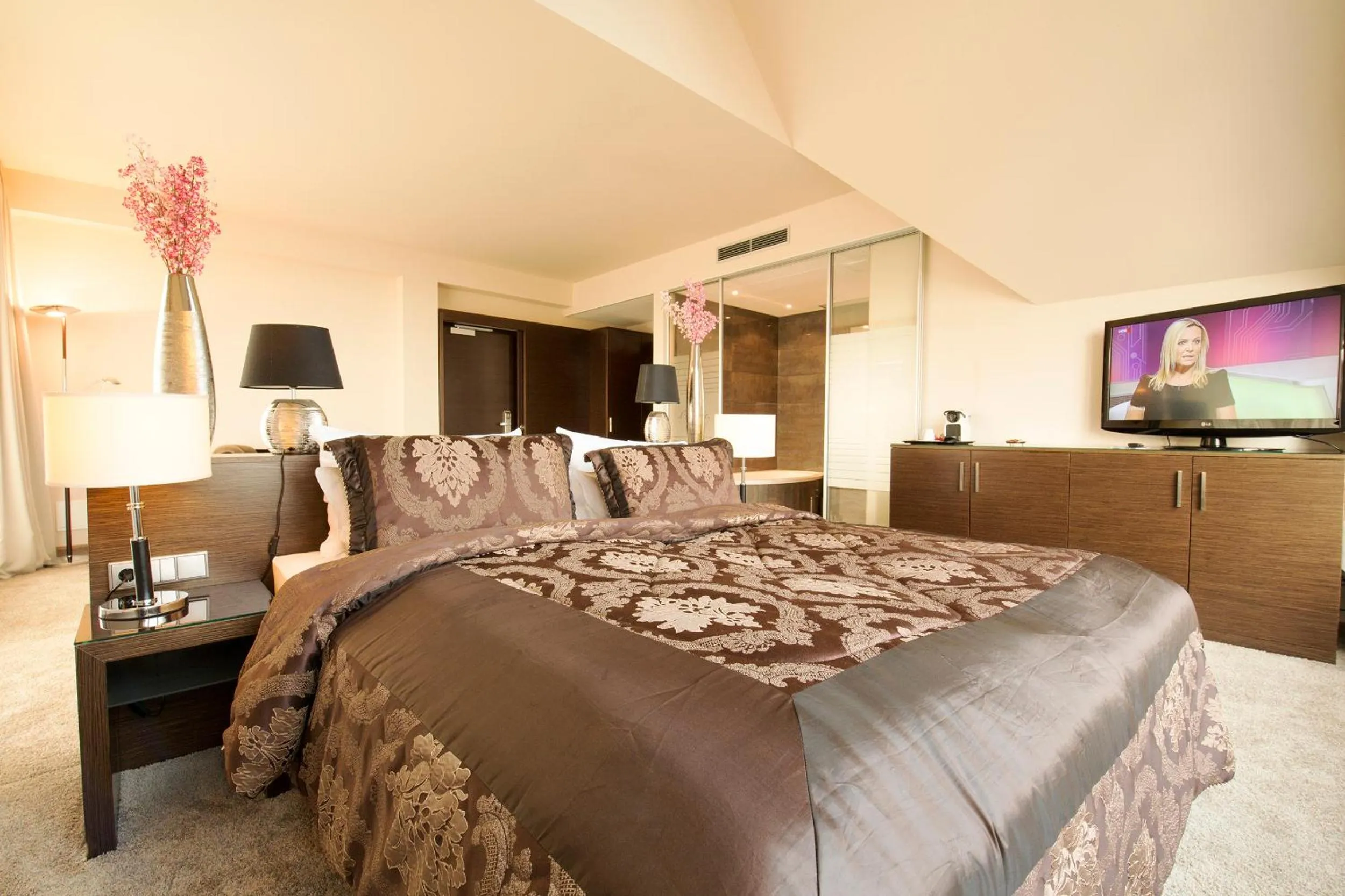 Photo of the whole room, Bed in l'Arrivée Hotel & Spa