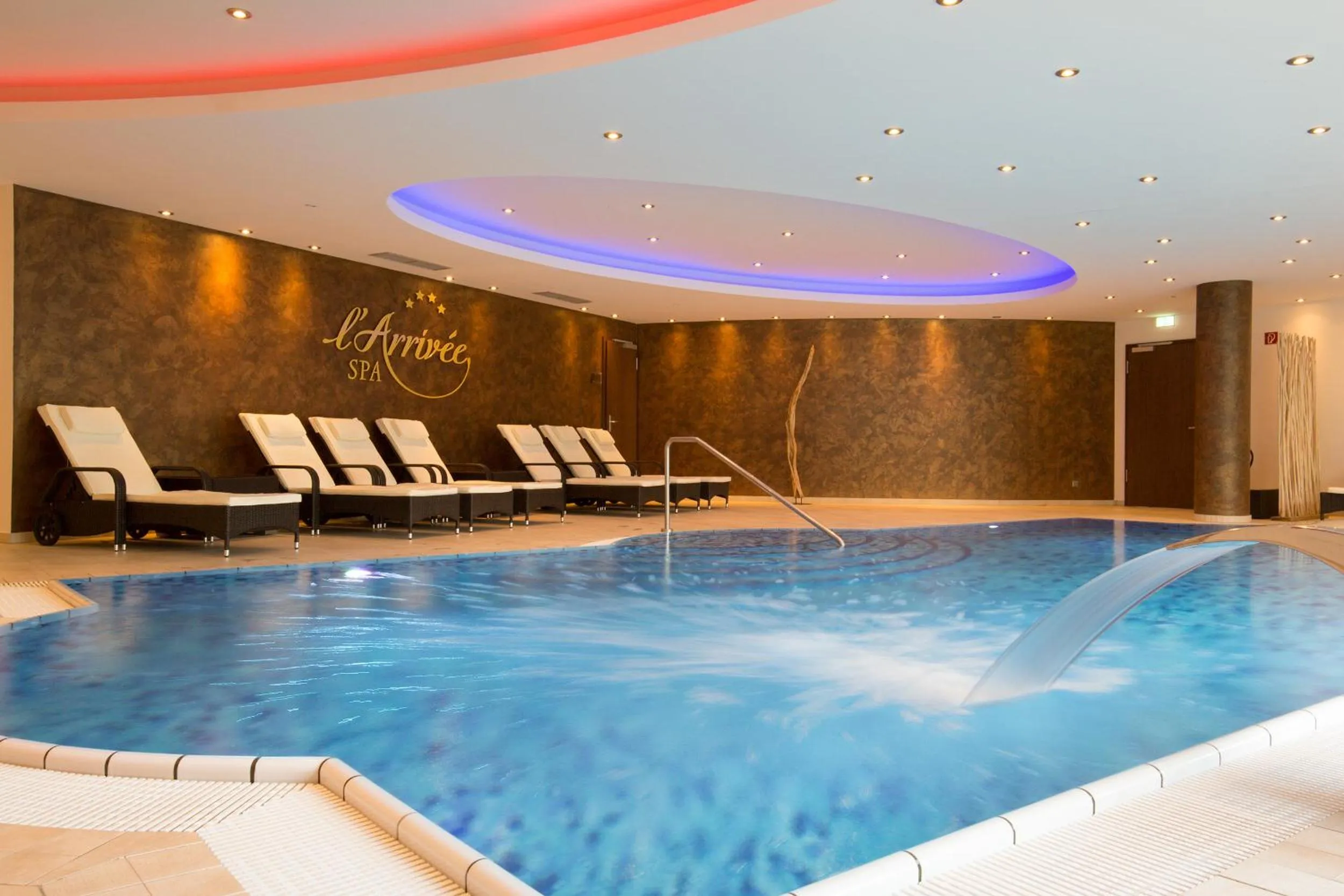 Swimming pool in l'Arrivée Hotel & Spa