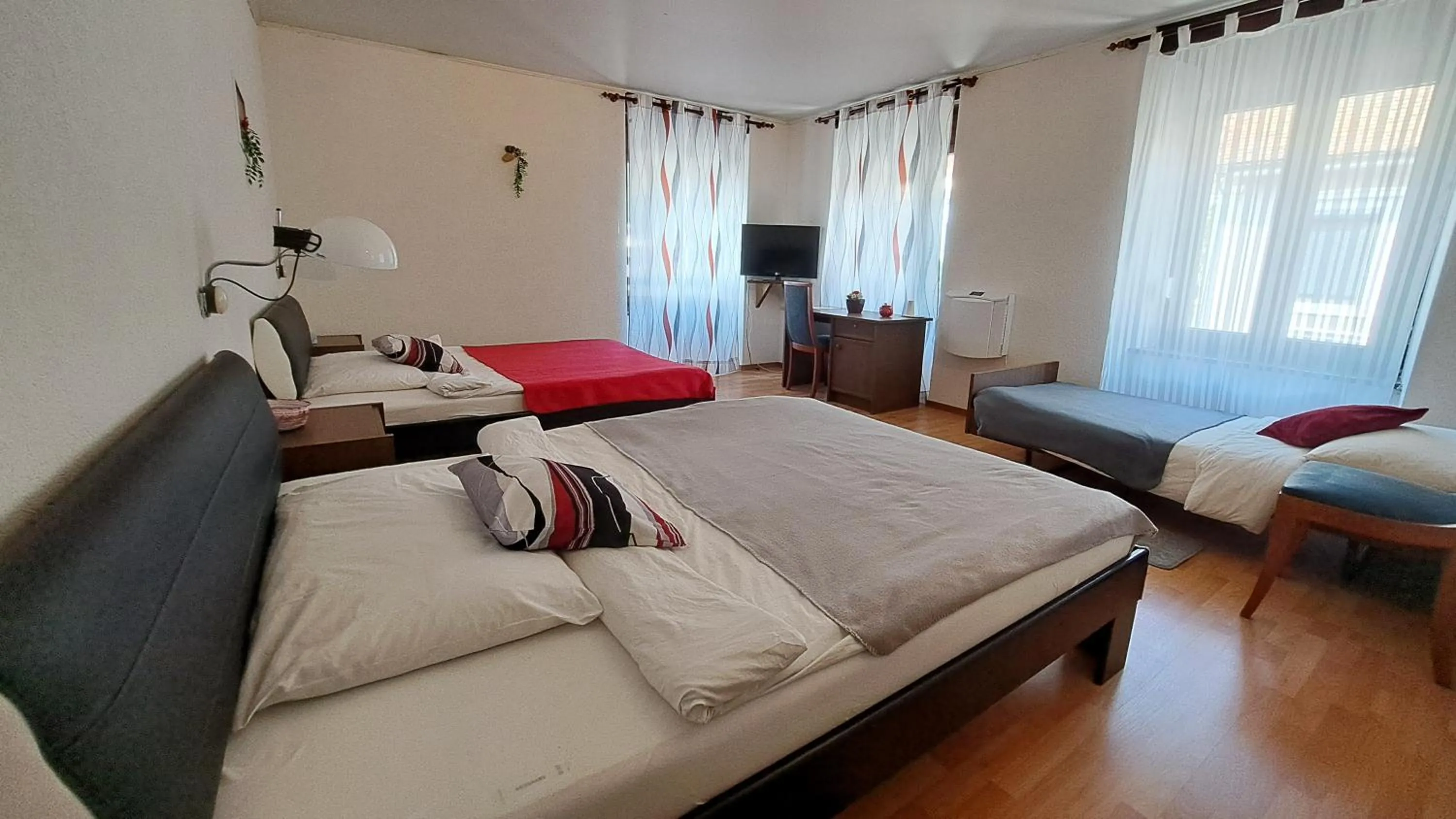 Bedroom, Bed in Hôtel La Fontaine