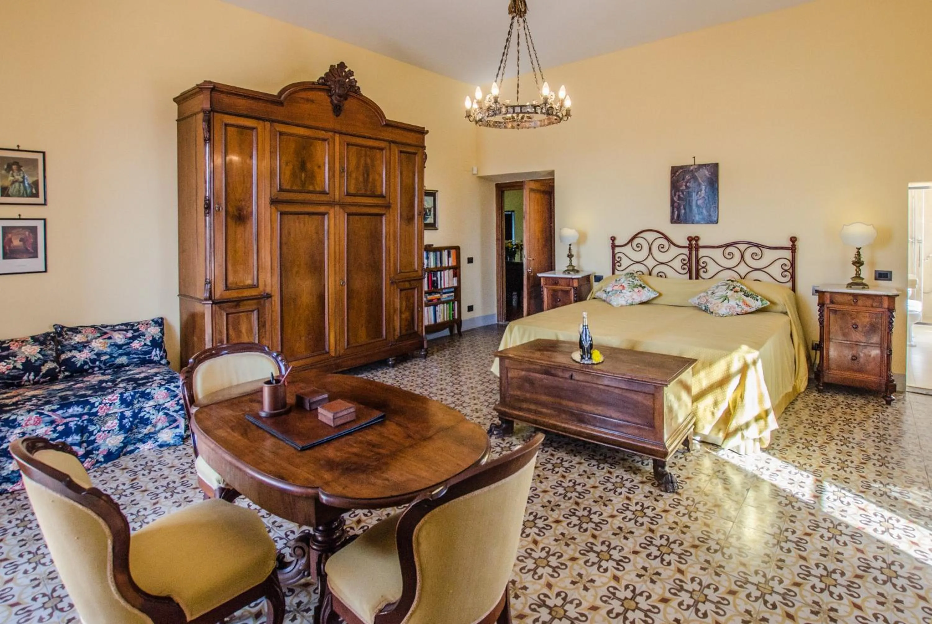 Photo of the whole room, Bed in Villa La Piccioncina Firenze