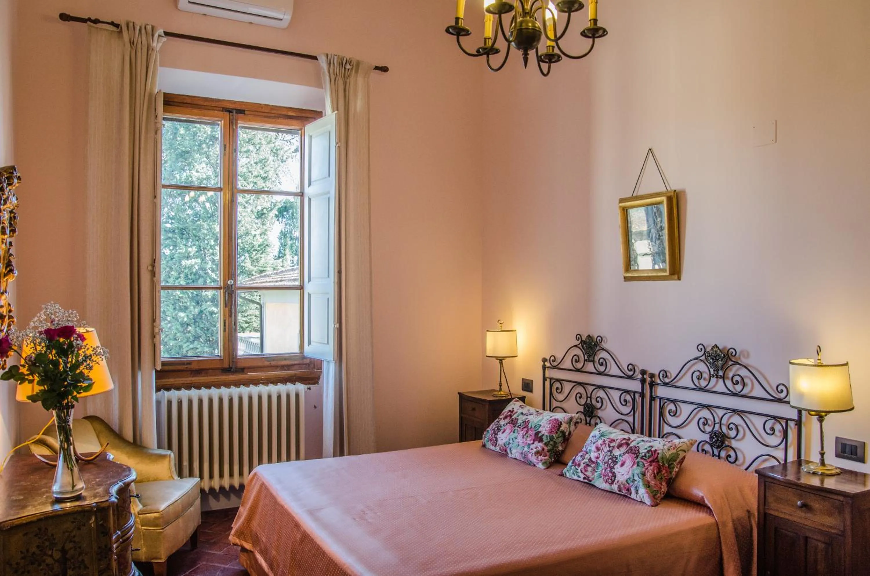 Bed in Villa La Piccioncina Firenze