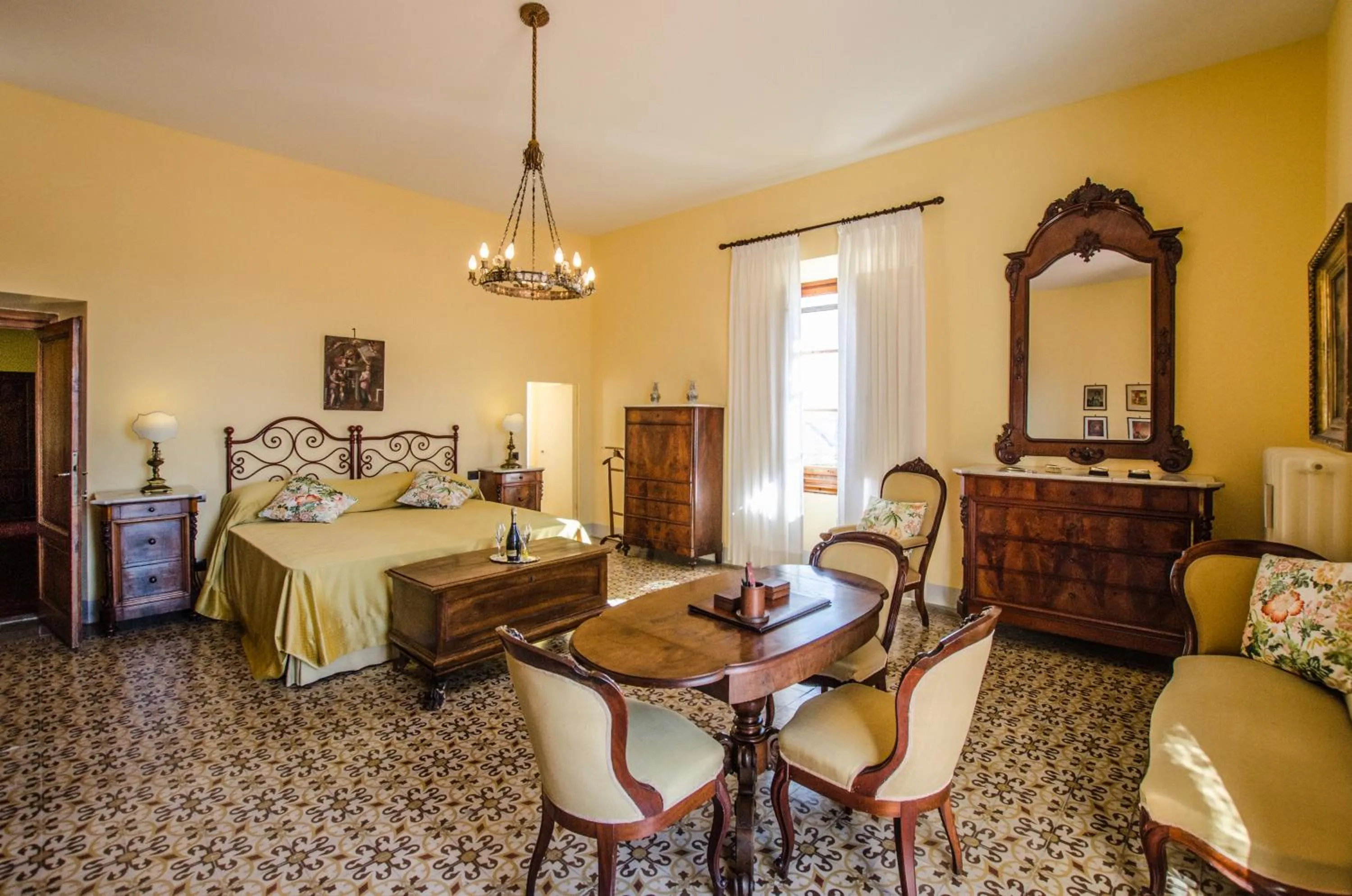 Living room, Bed in Villa La Piccioncina Firenze