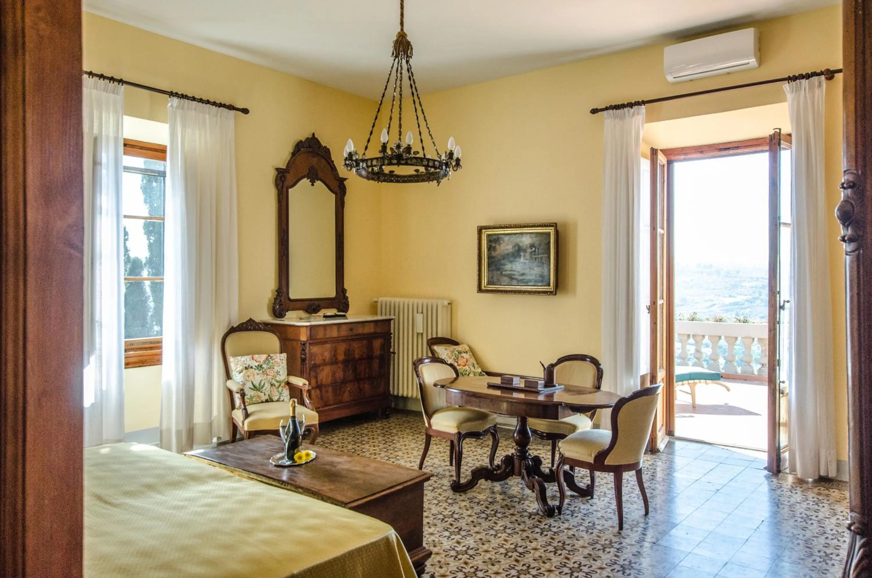 Photo of the whole room, Bed in Villa La Piccioncina Firenze
