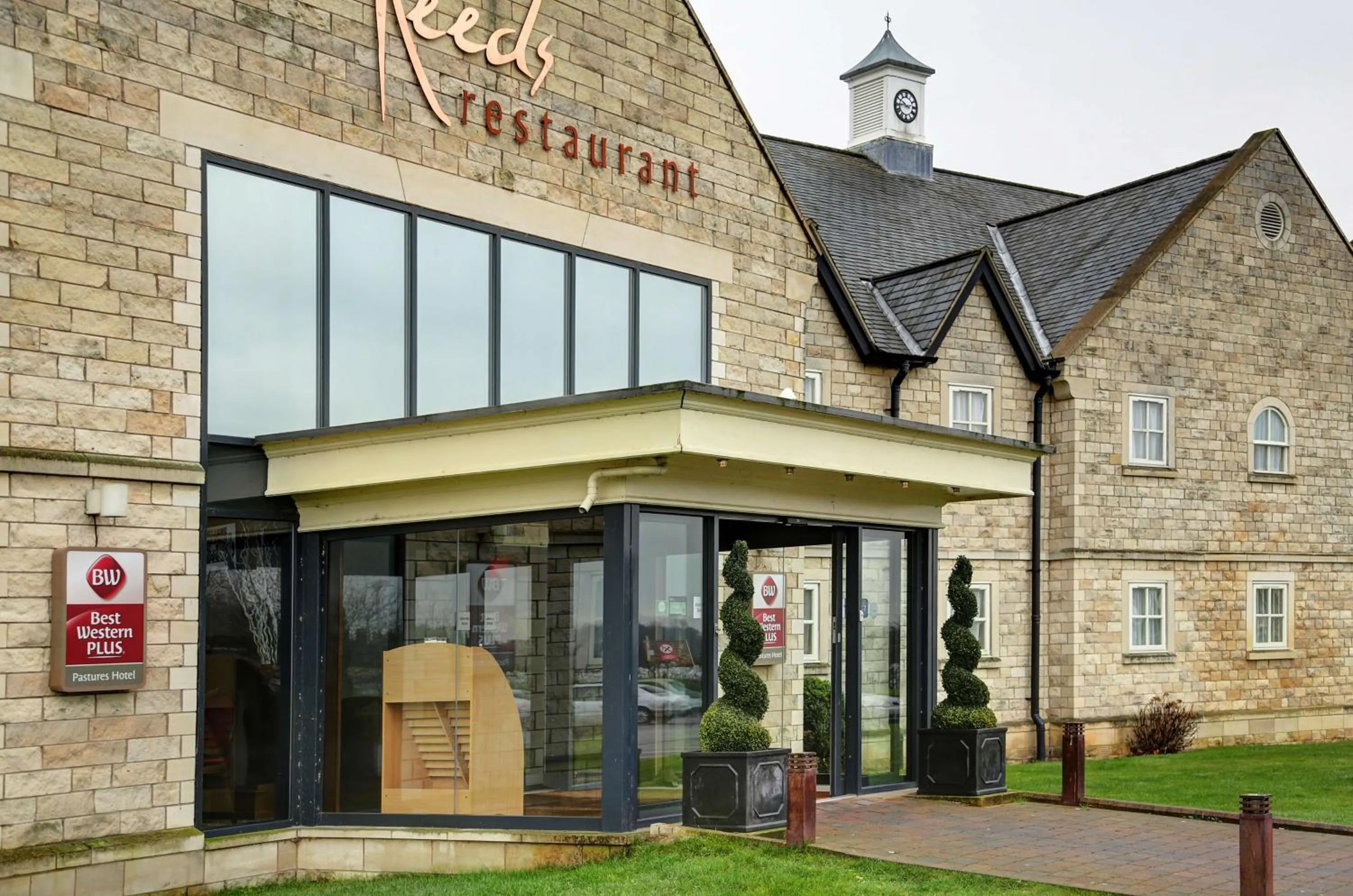 Property building in Best Western Plus Pastures Hotel