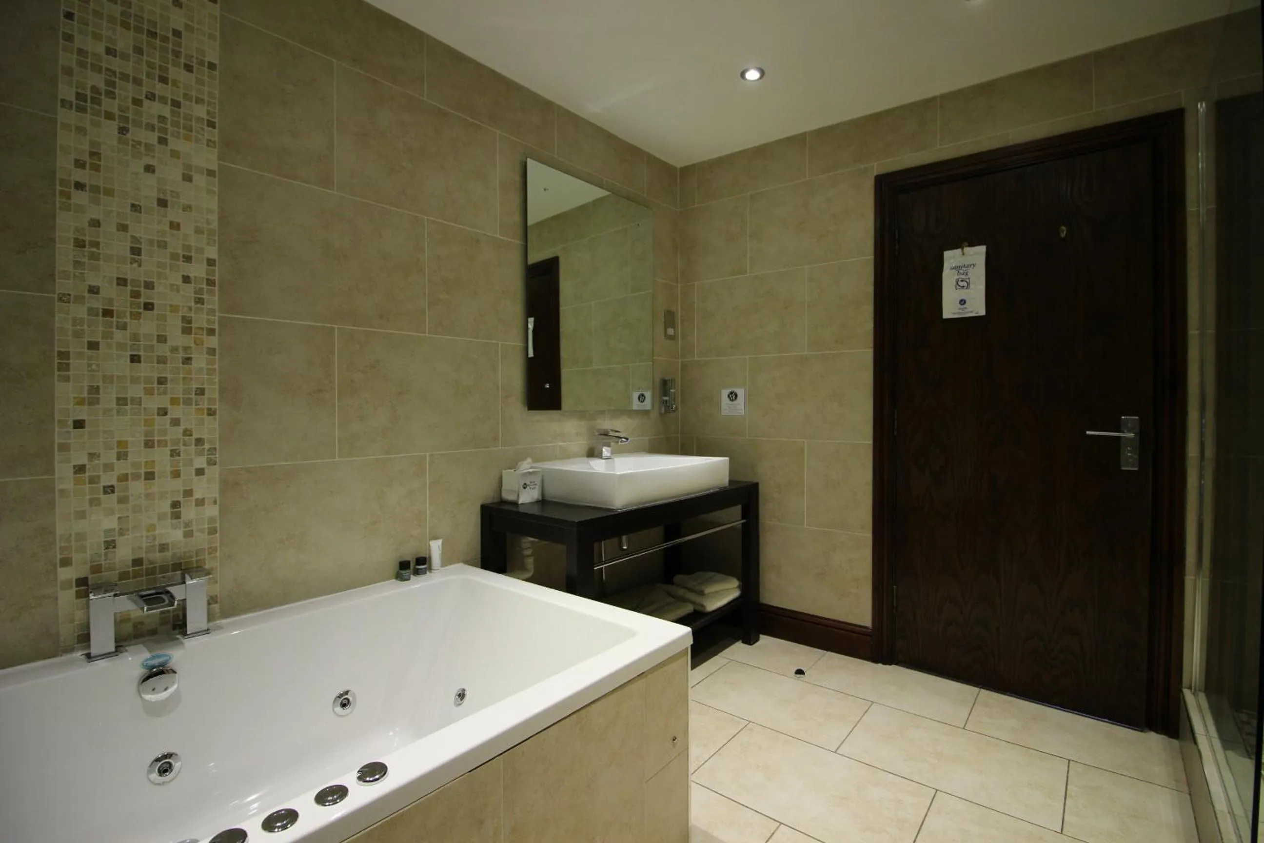 Bed in Best Western Plus Pastures Hotel