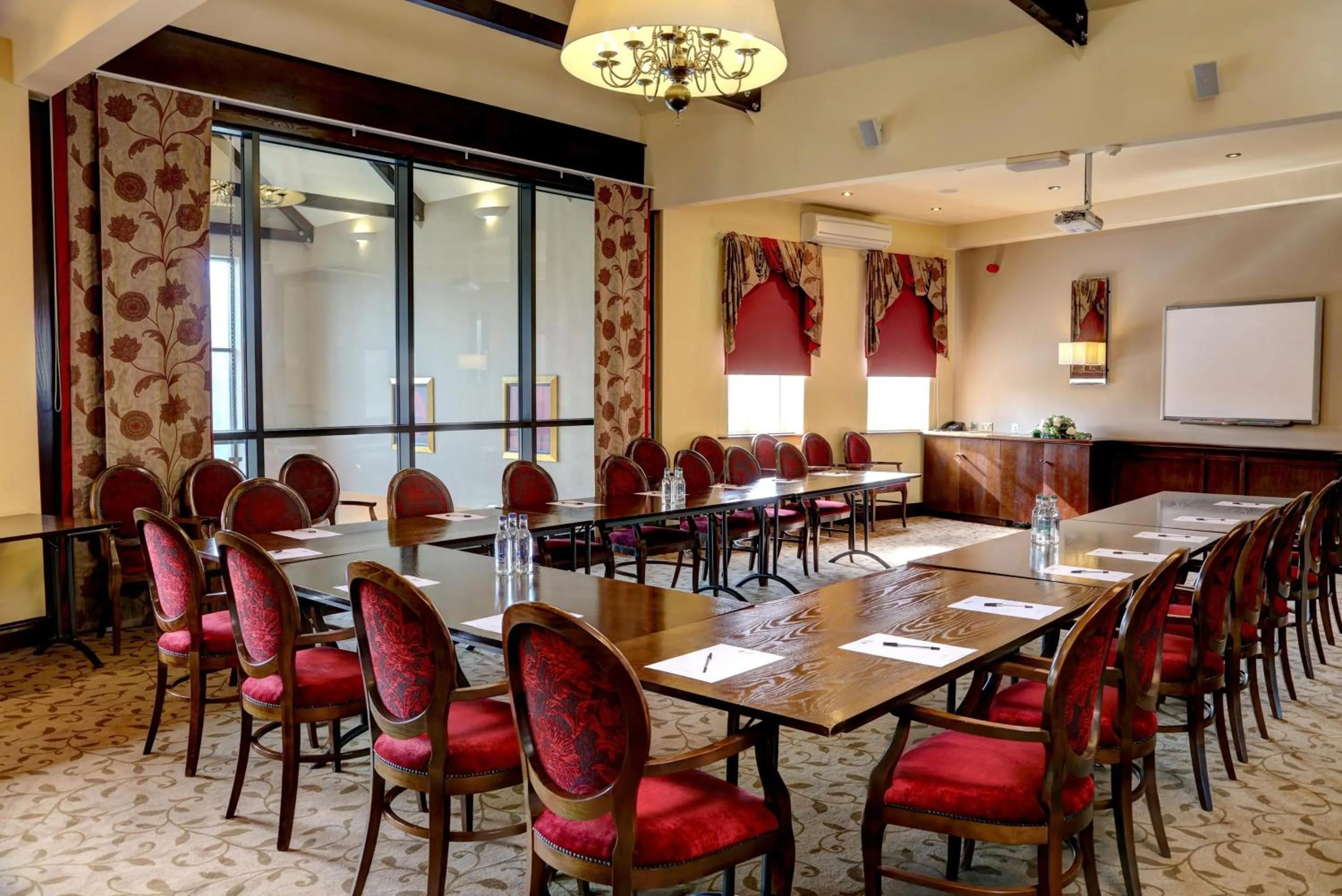 Meeting/conference room in Best Western Plus Pastures Hotel