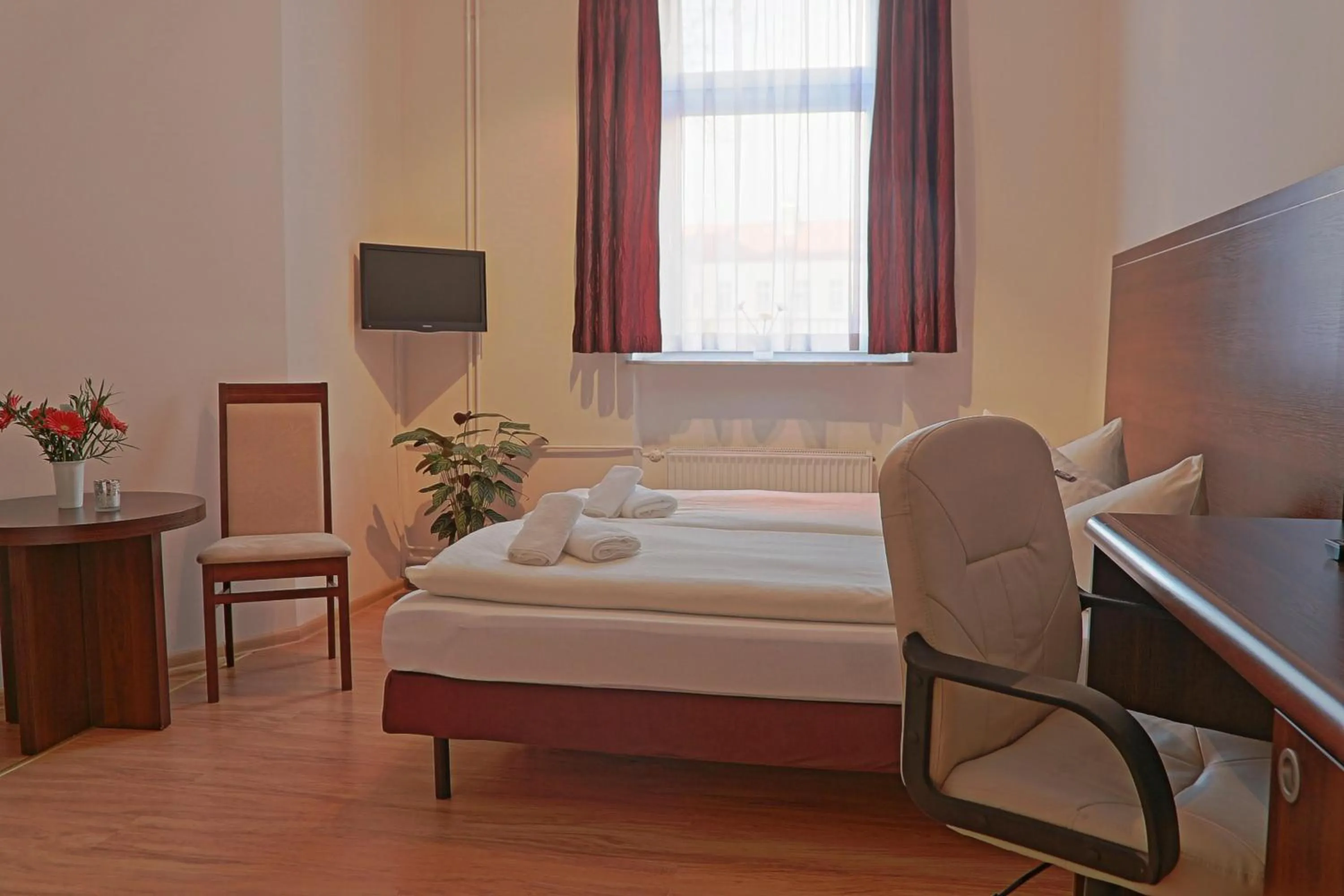 Photo of the whole room, Bed in City Residence Hotel Frankfurt-Oder Bahnhof