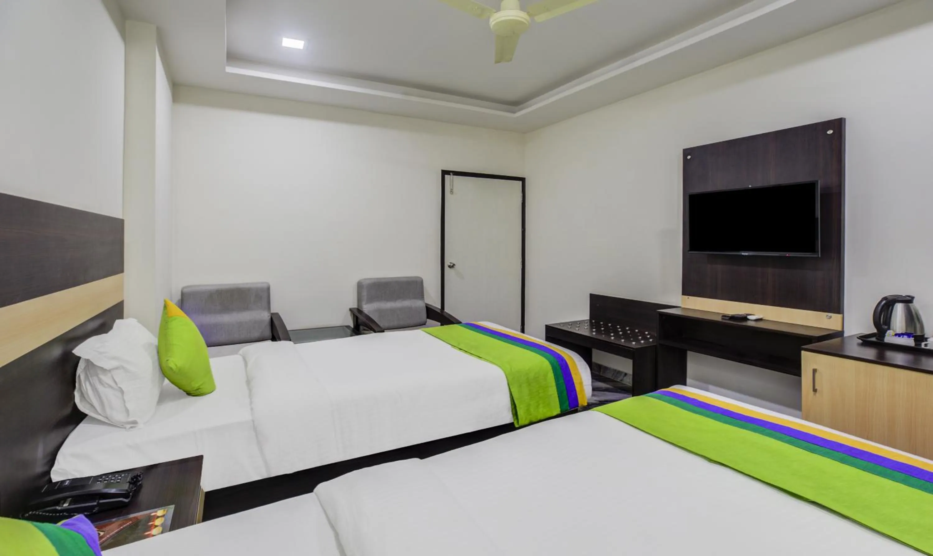 Bed in Hotel Royal Dezire Udaipur