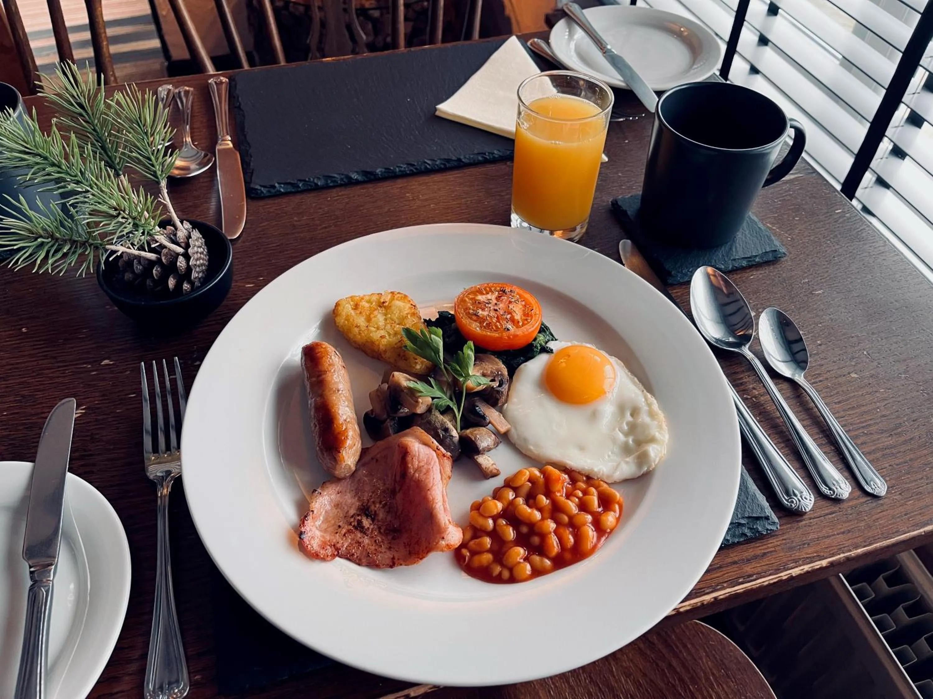 Food and drinks in The Lake View Hotel