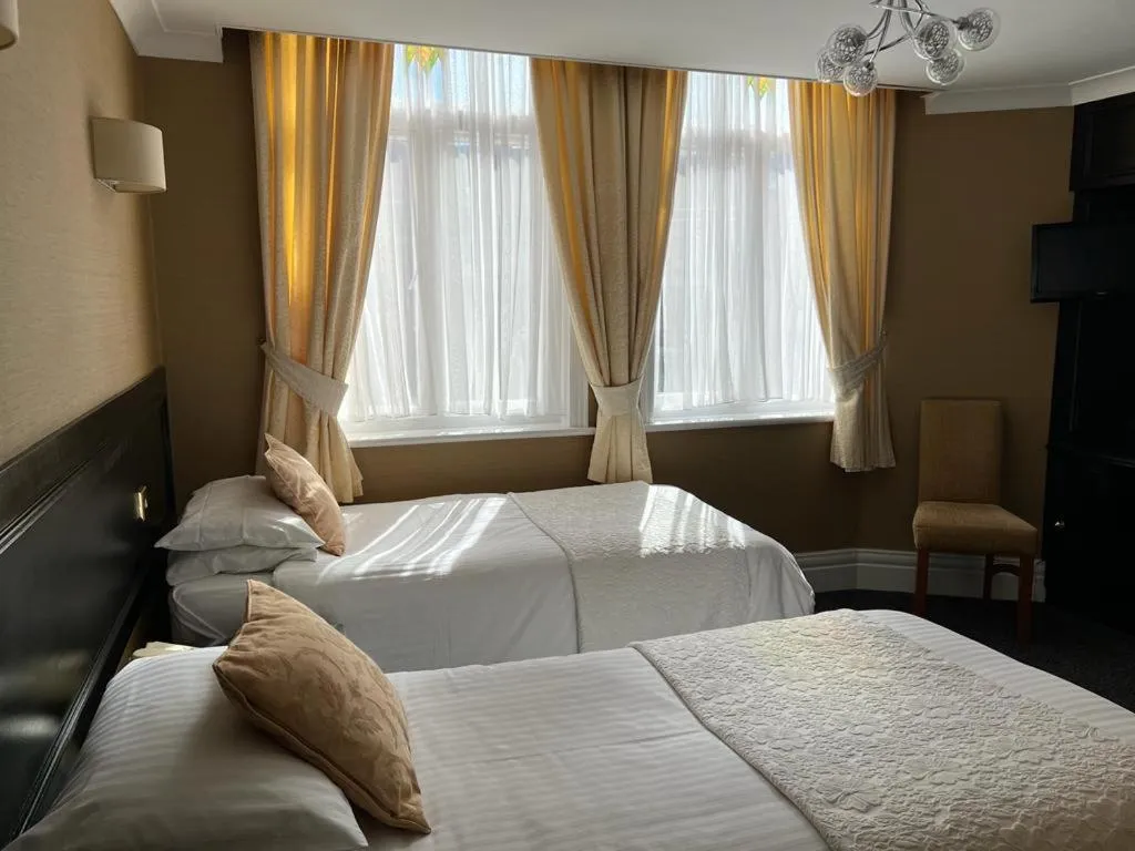 Bedroom, Bed in Revelstoke Hotel