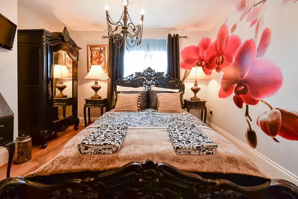 Bed in Mama’s Inn Boutique Guest House