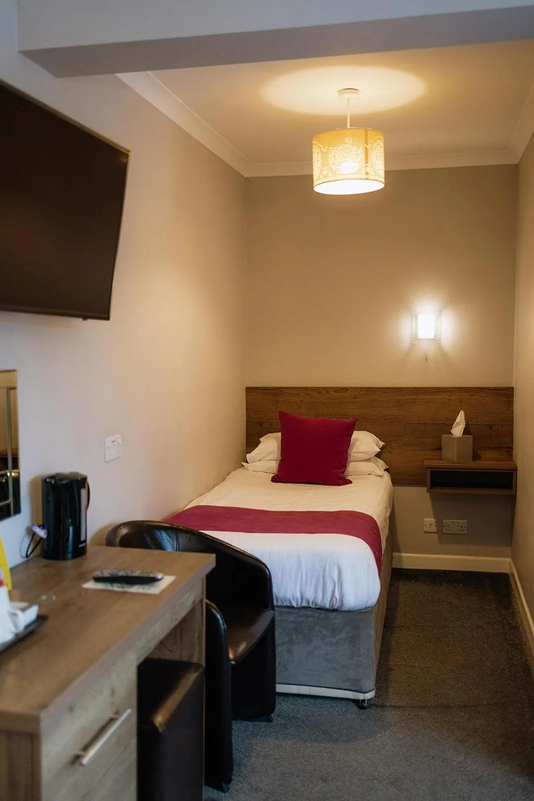 Bedroom, Bed in Red Mullions Guest House