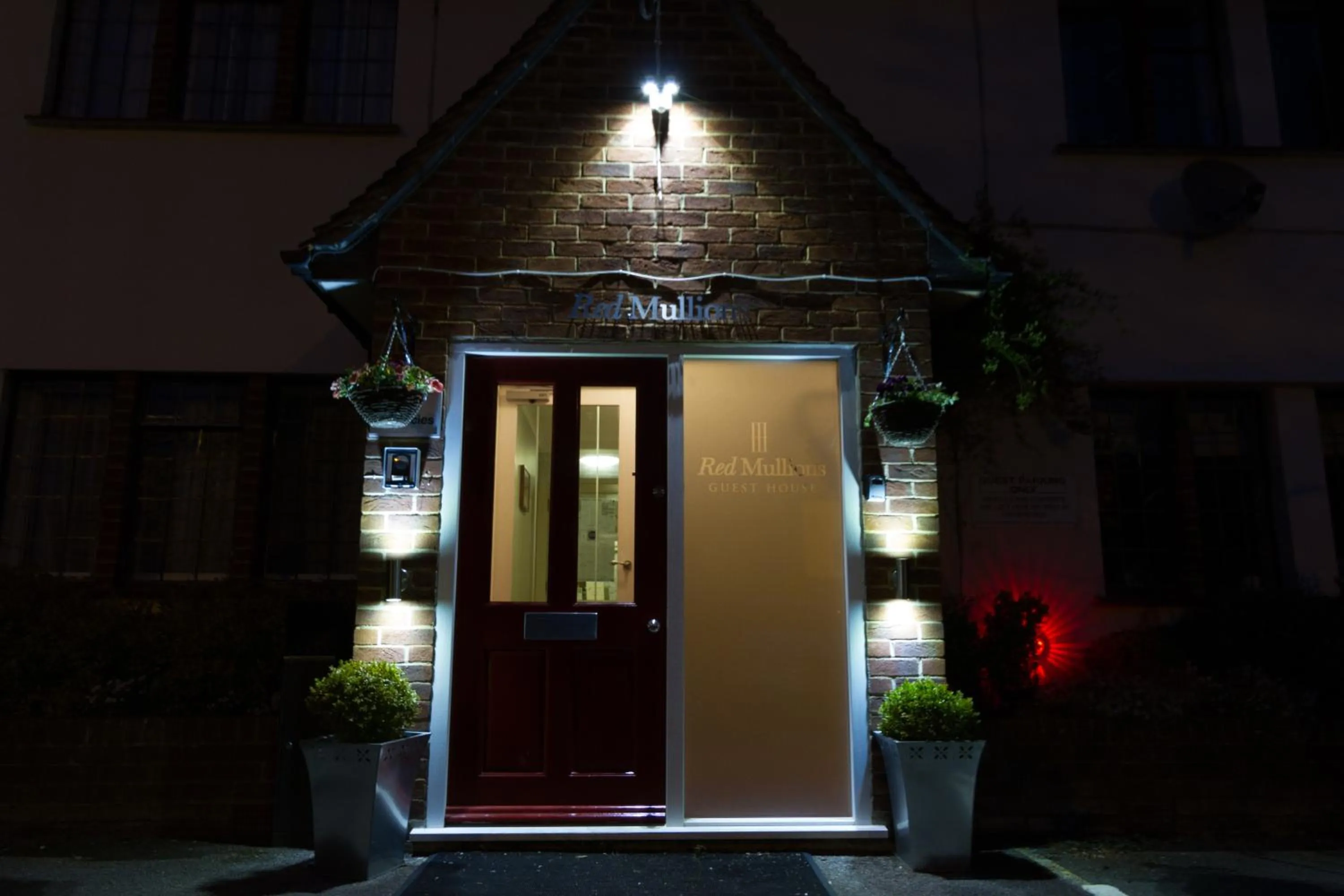 Facade/entrance in Red Mullions Guest House