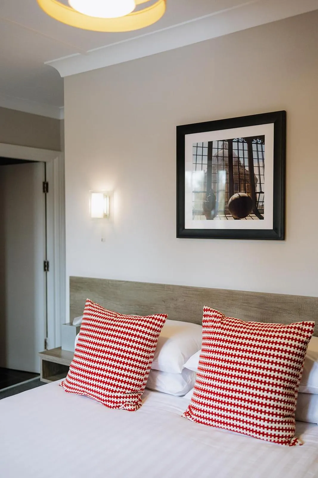 Bedroom, Bed in Red Mullions Guest House