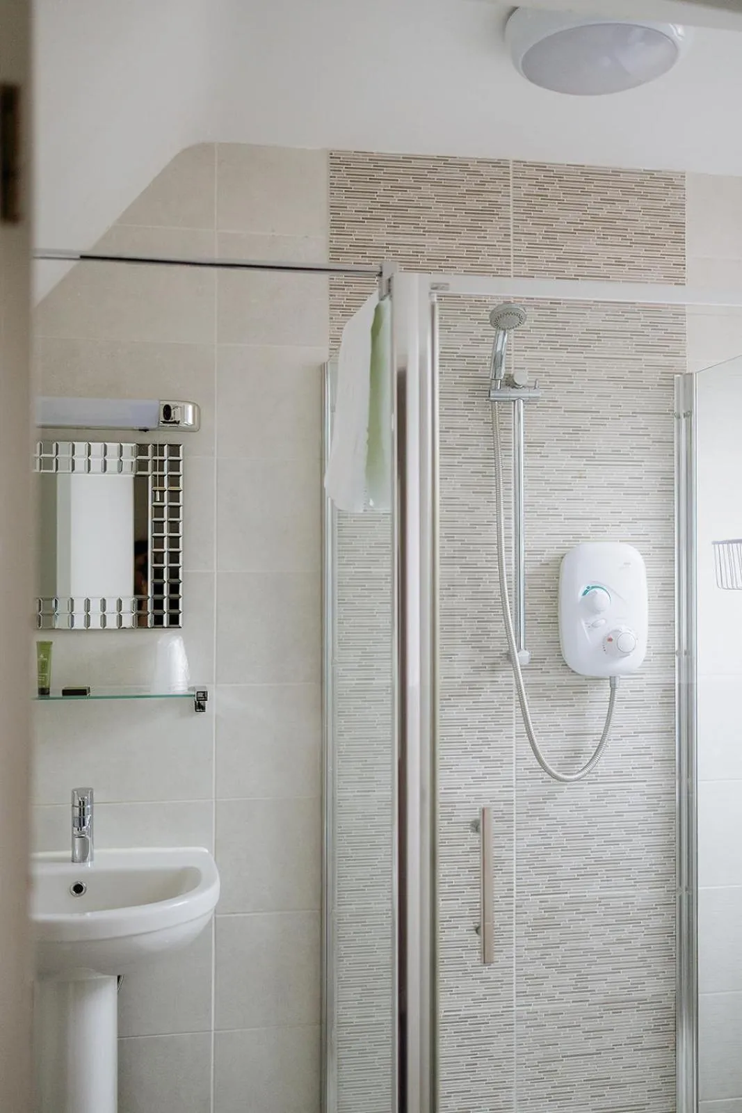 Shower in Red Mullions Guest House