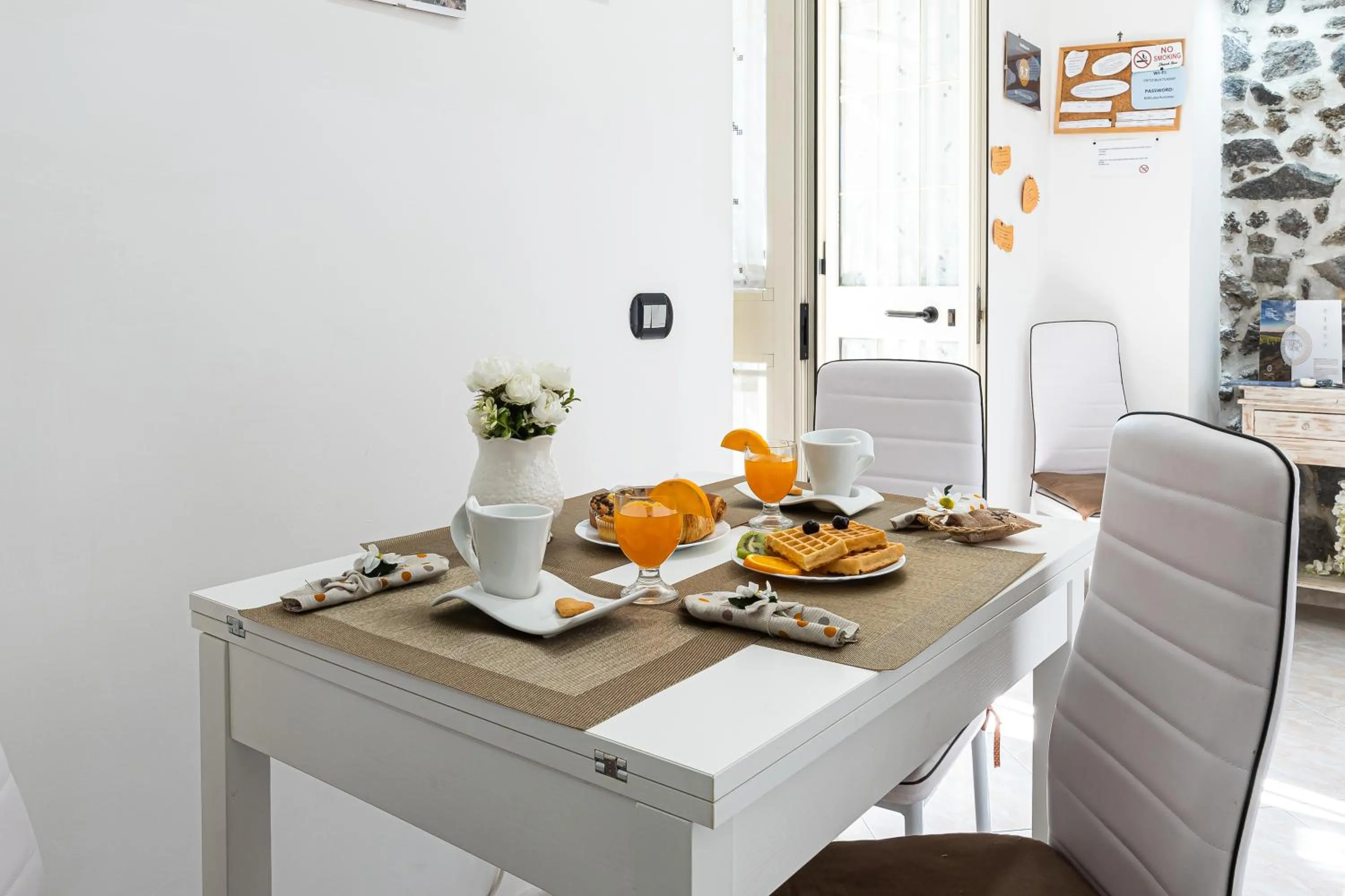 Dining area in B&B VESUVIAN STONE