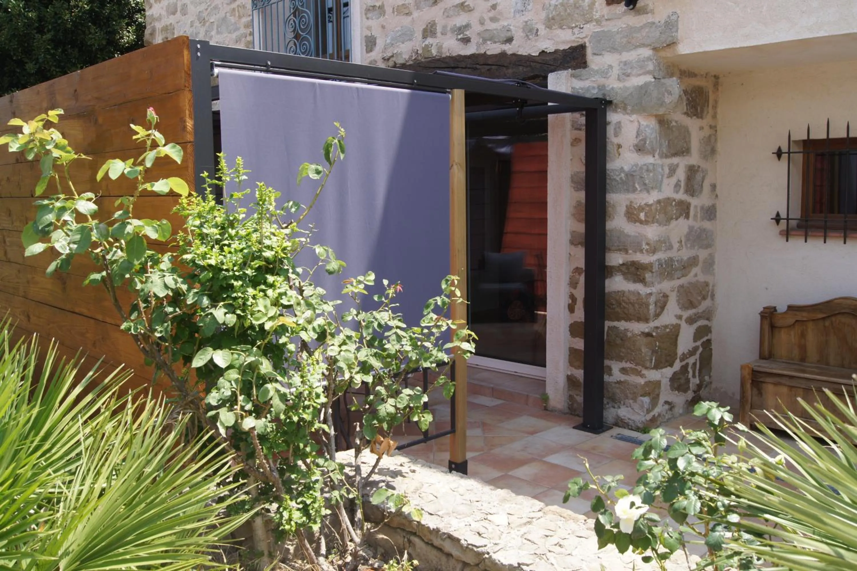 Patio in La Bastide de l'Olivier