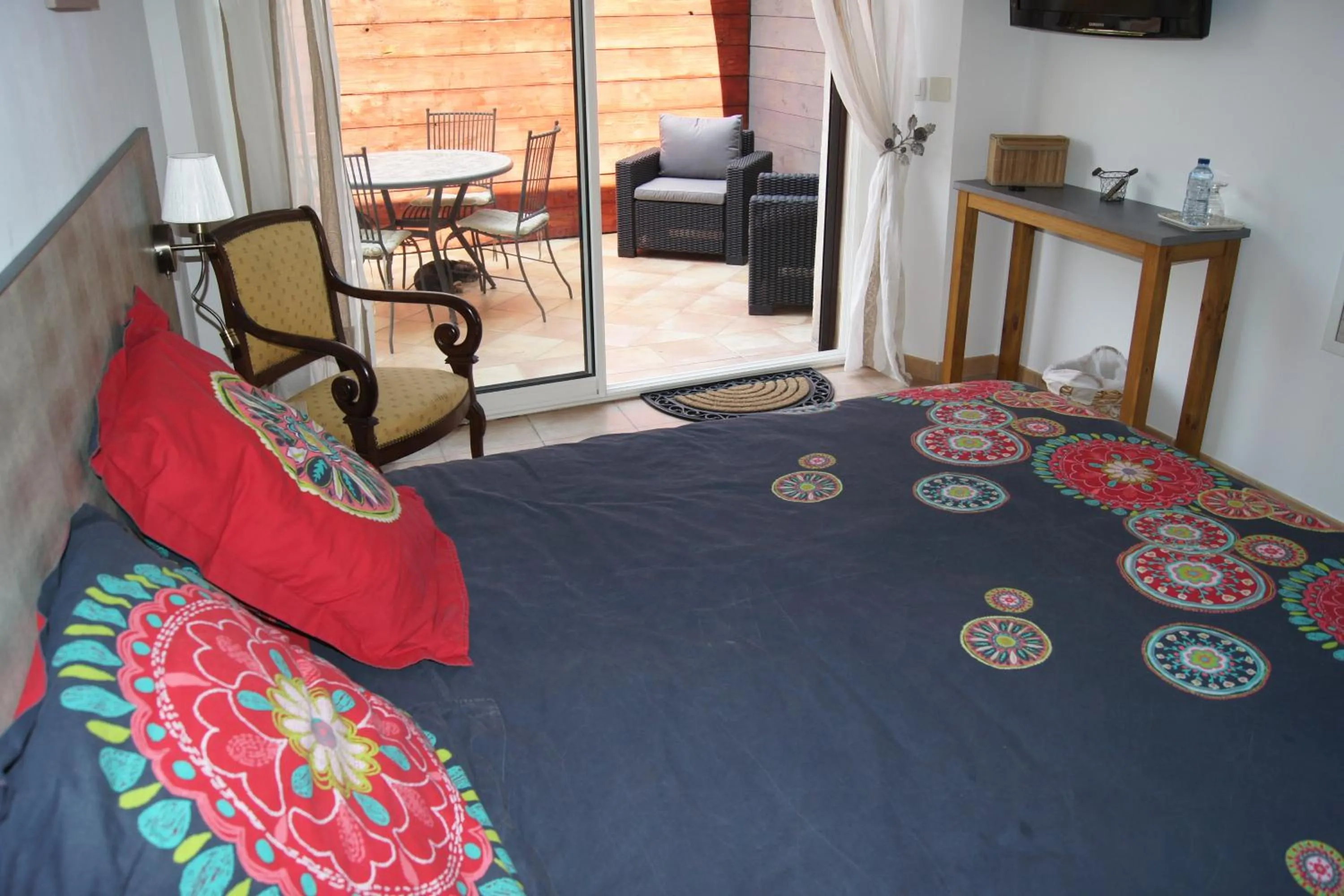 Photo of the whole room in La Bastide de l'Olivier