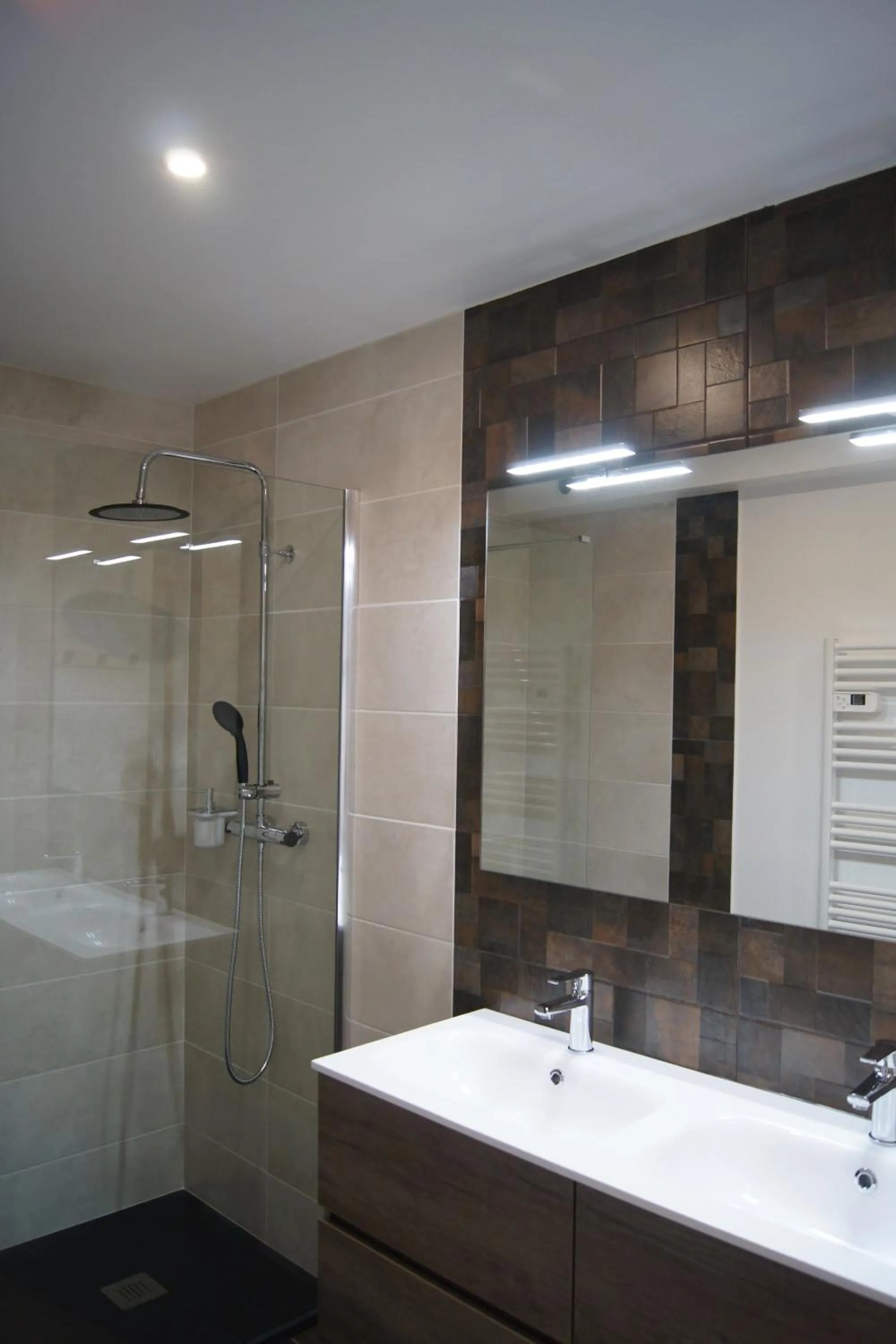 Shower in La Bastide de l'Olivier