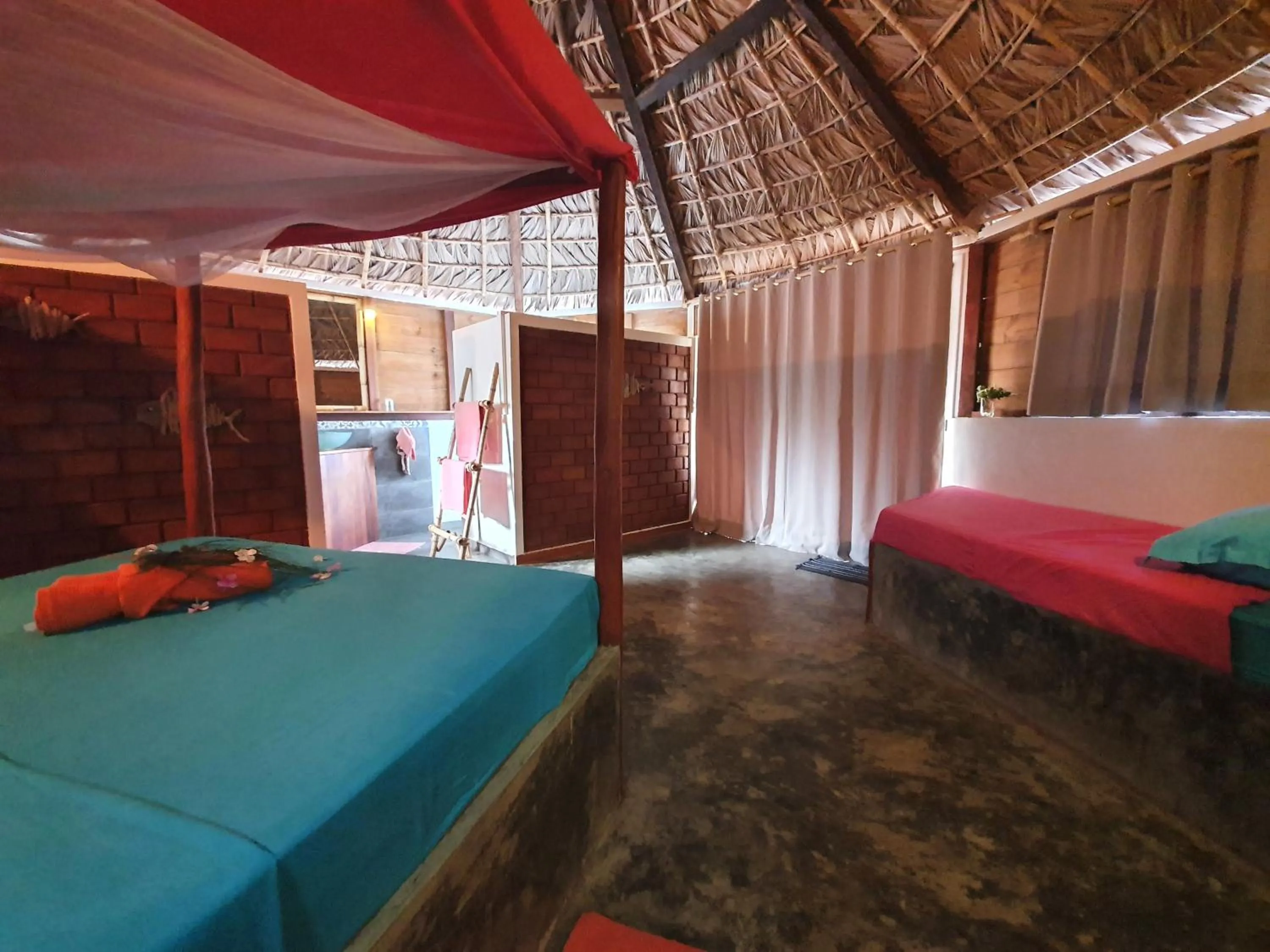 Photo of the whole room, Bed in Ocean Lodge Kite & Windsurf