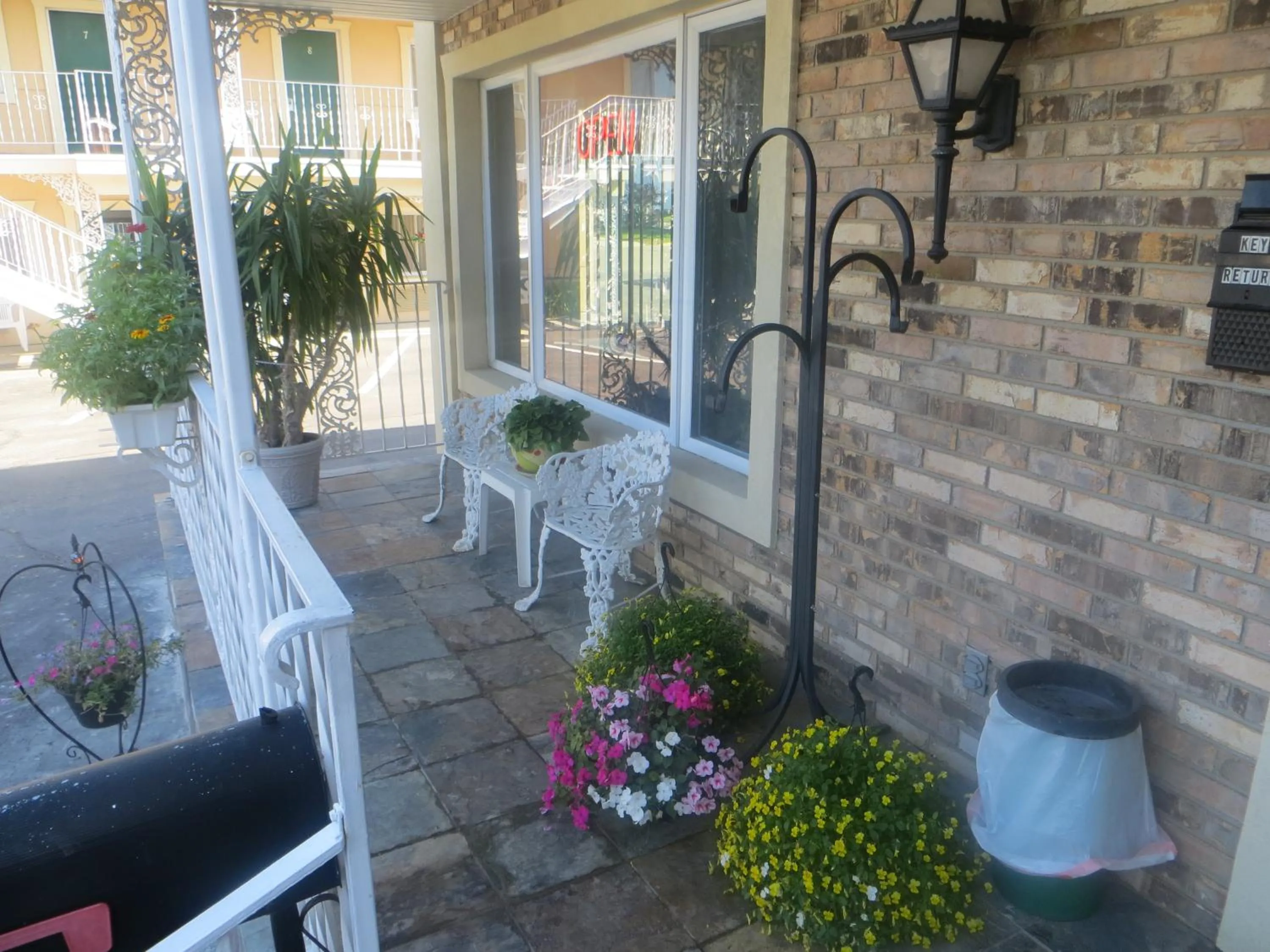 Facade/entrance in River Road Motel