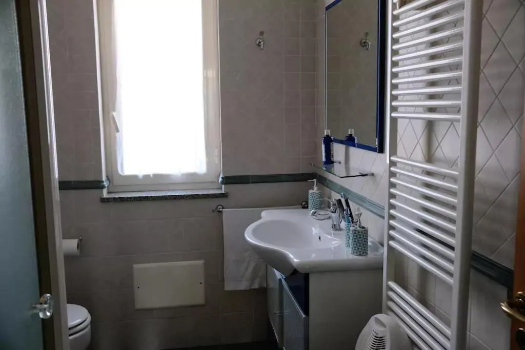 Bathroom in Lemontree House Bacoli
