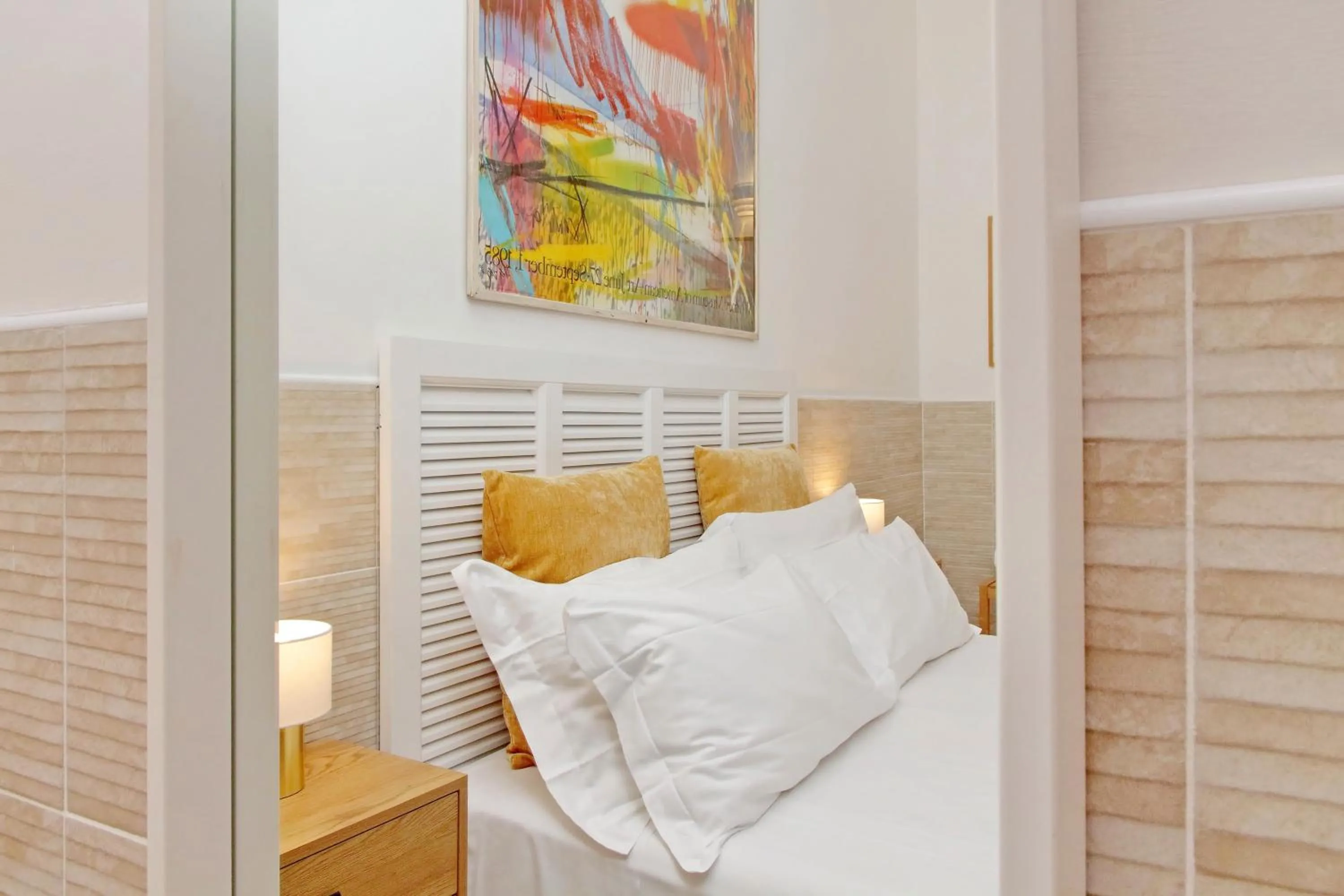 Photo of the whole room, Bed in Opera Inn Suites - Rooms and Apartments