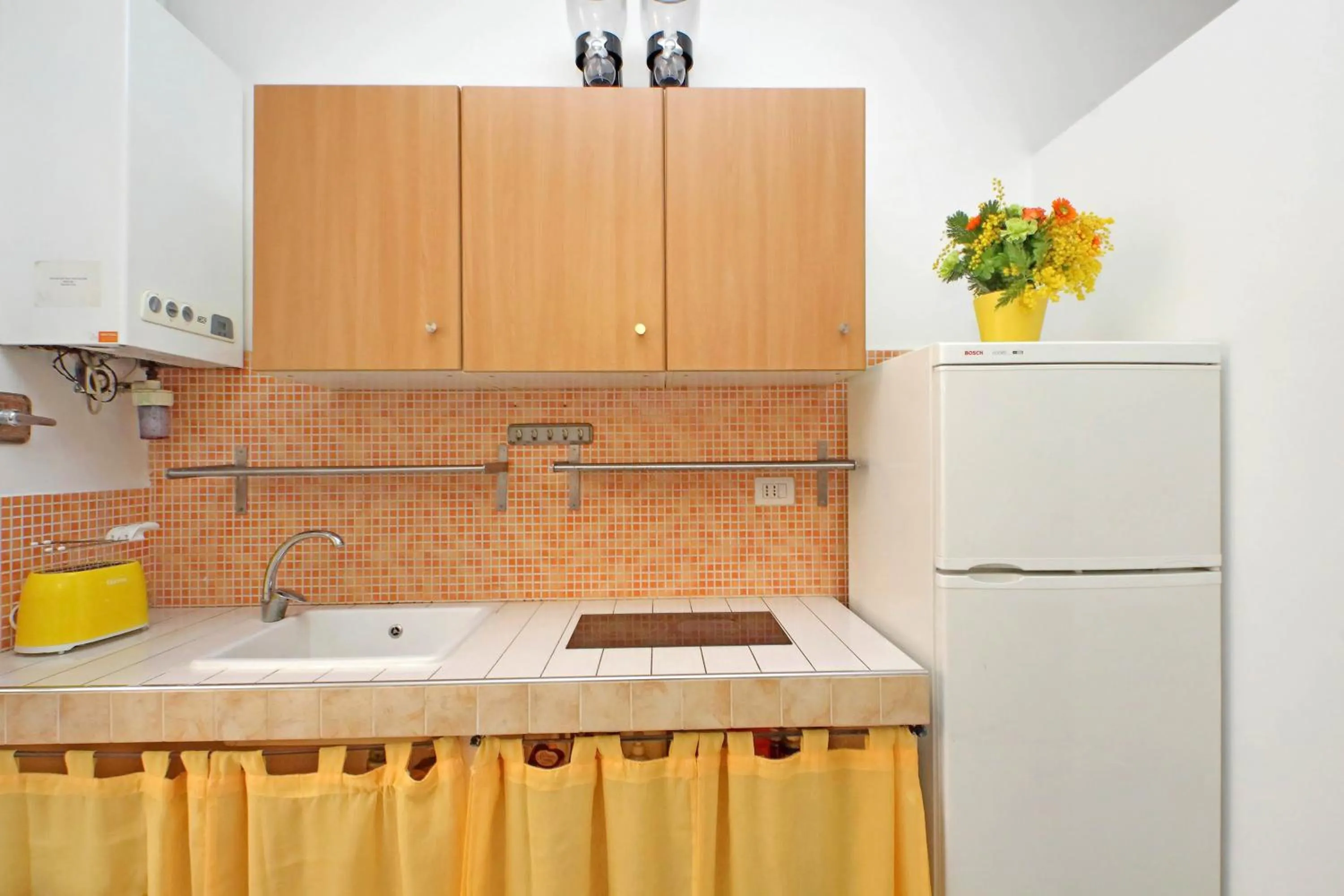 Communal kitchen in Opera Inn Suites - Rooms and Apartments
