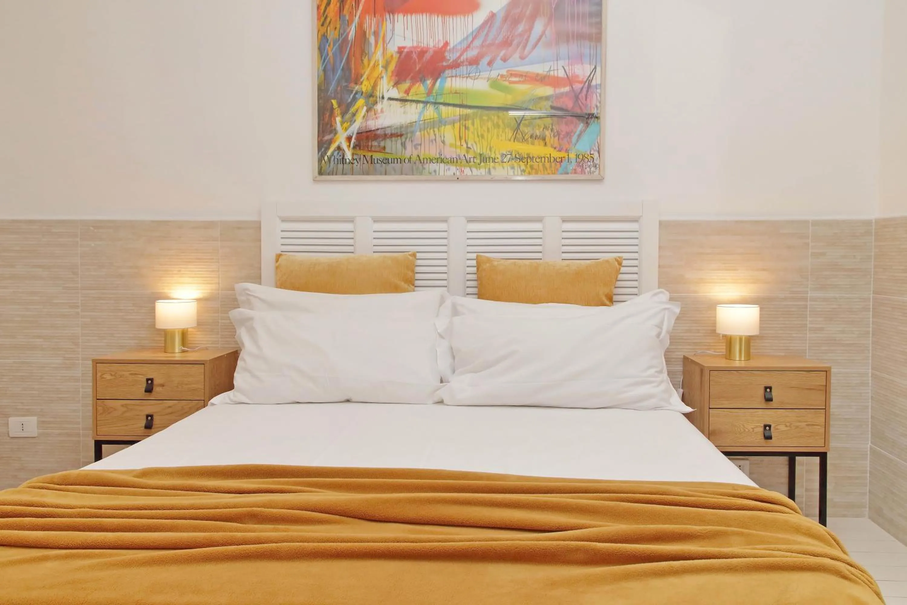 Bedroom, Bed in Opera Inn Suites - Rooms and Apartments