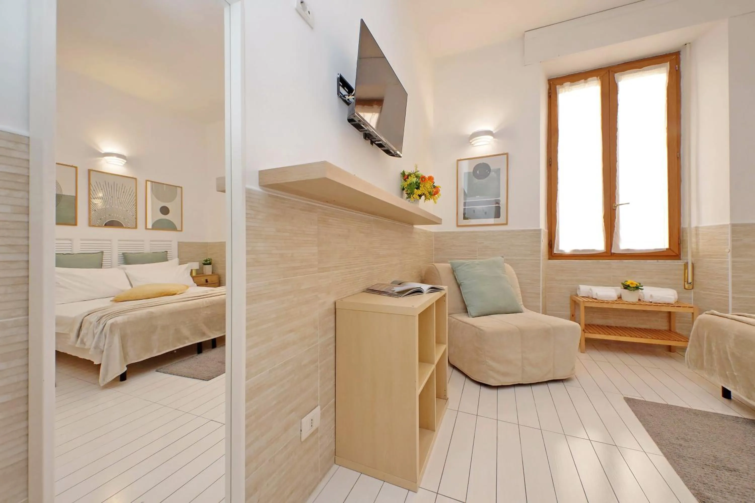 Photo of the whole room, Bed in Opera Inn Suites - Rooms and Apartments