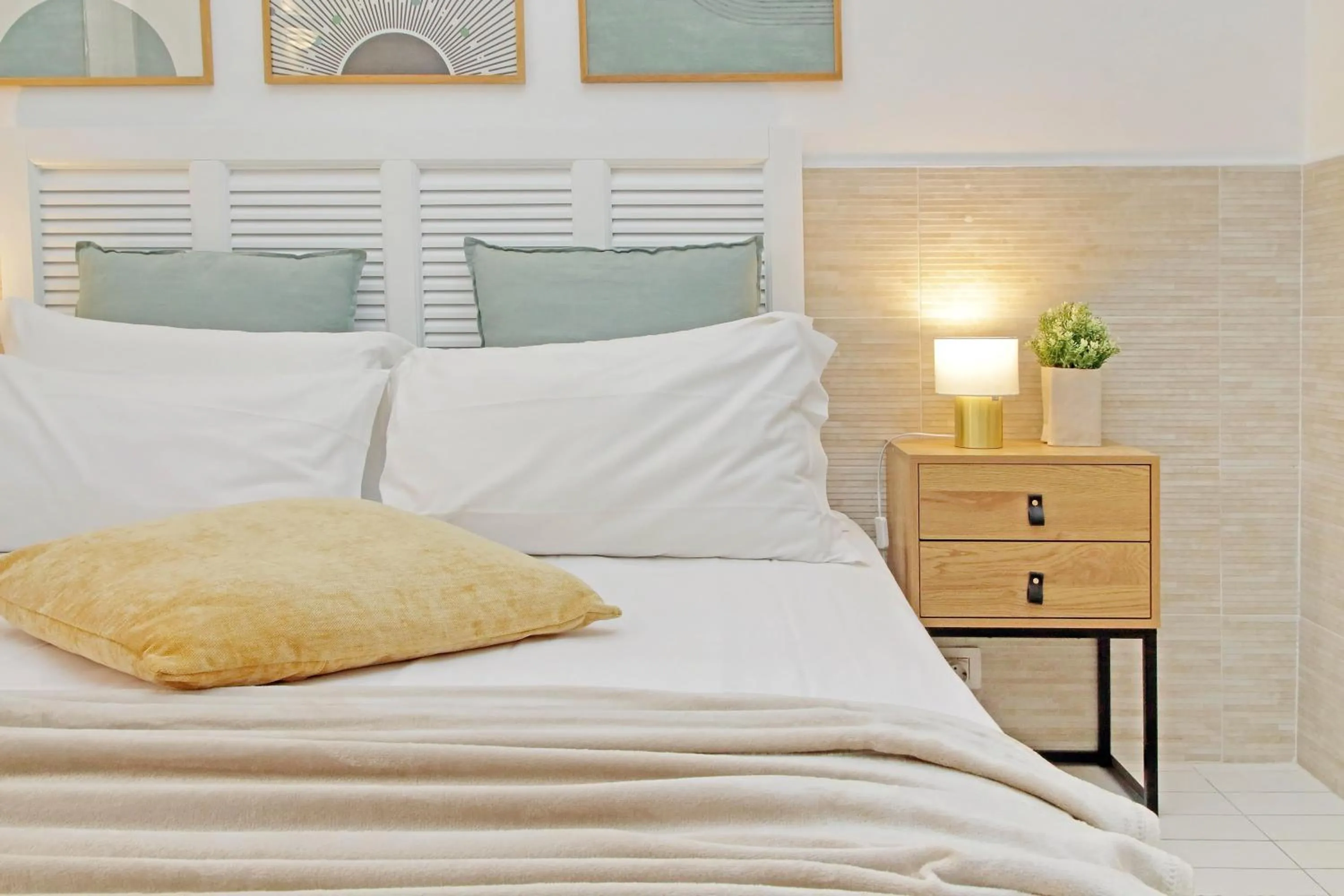 Bed in Opera Inn Suites - Rooms and Apartments