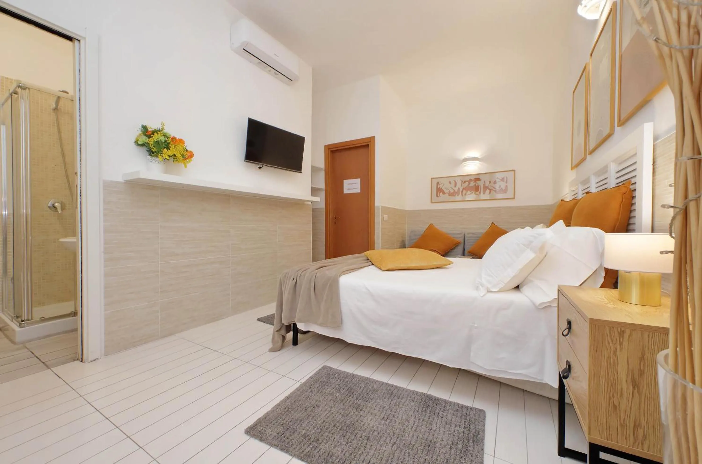 Photo of the whole room, Bed in Opera Inn Suites - Rooms and Apartments