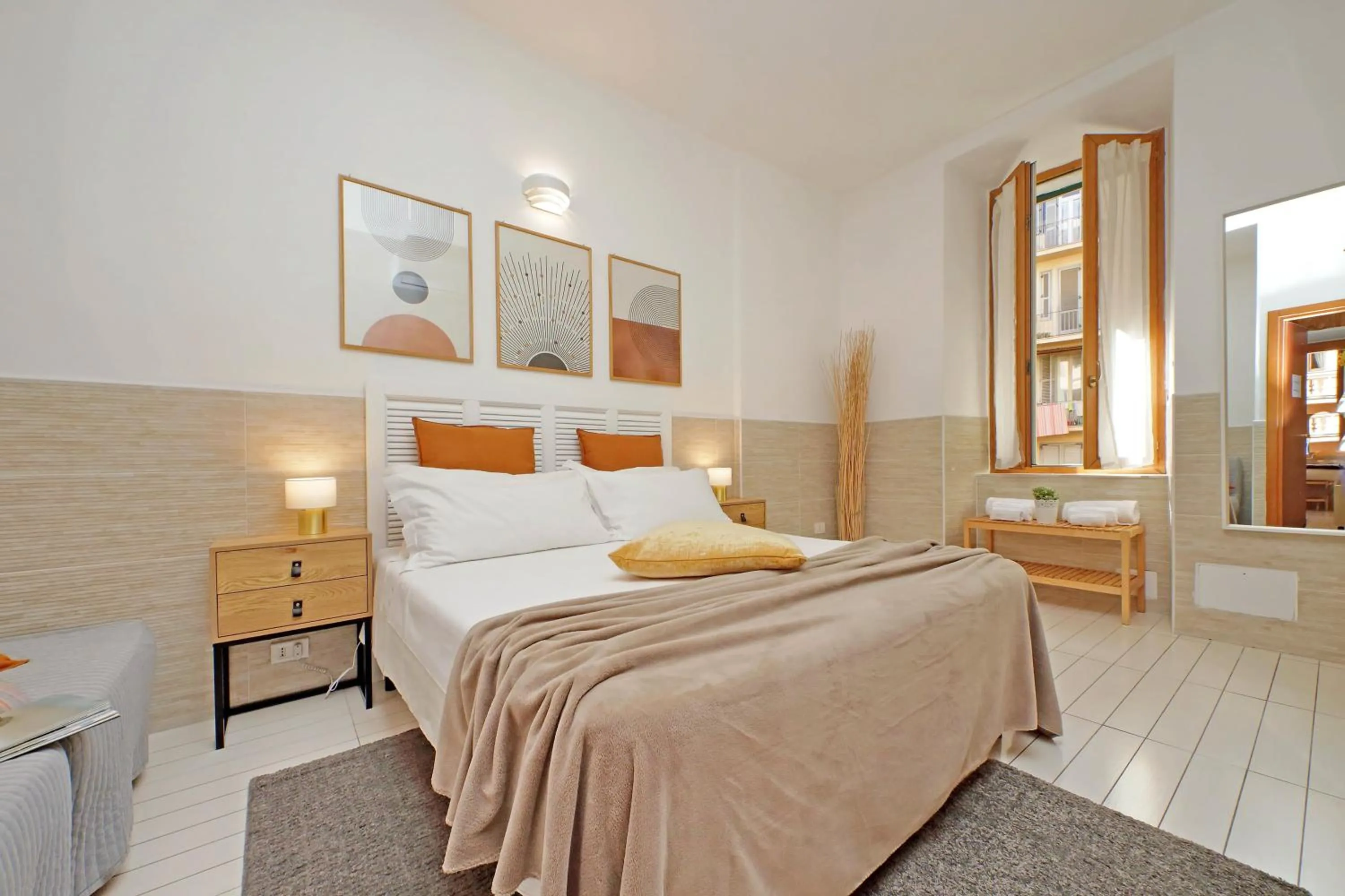 Photo of the whole room, Bed in Opera Inn Suites - Rooms and Apartments