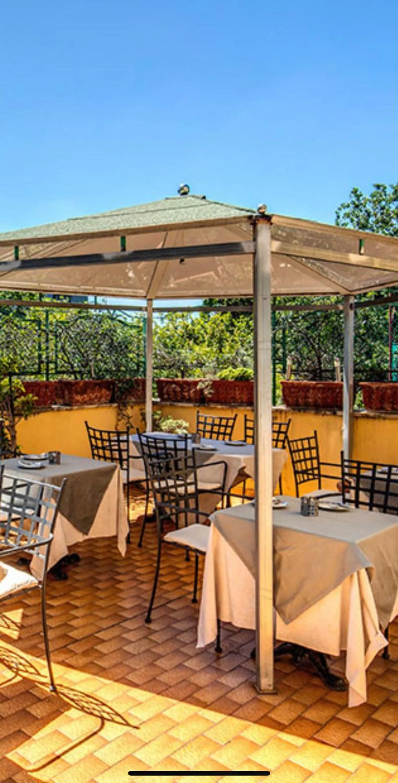 Patio in All Comfort Astoria Palace