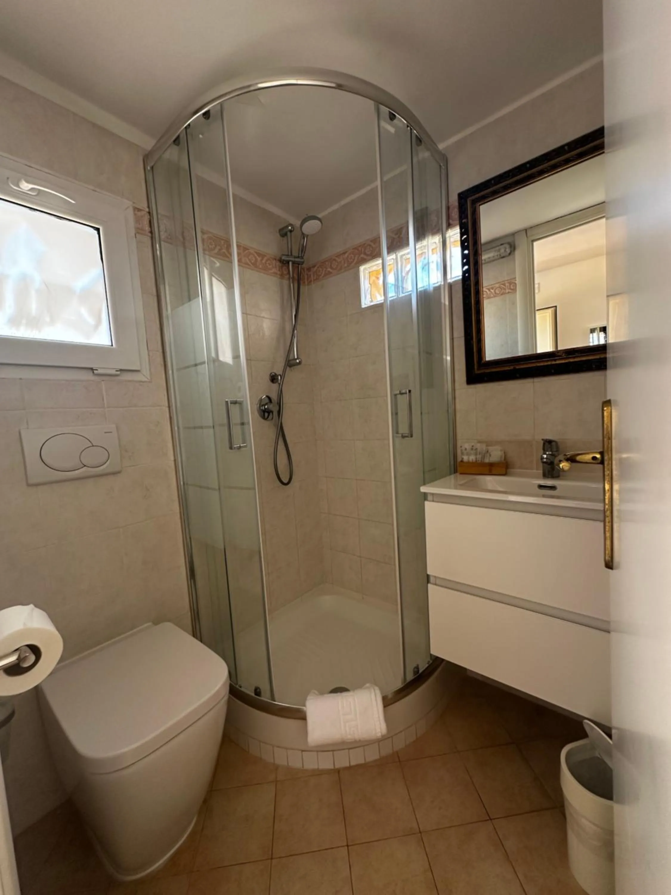 Shower in All Comfort Astoria Palace