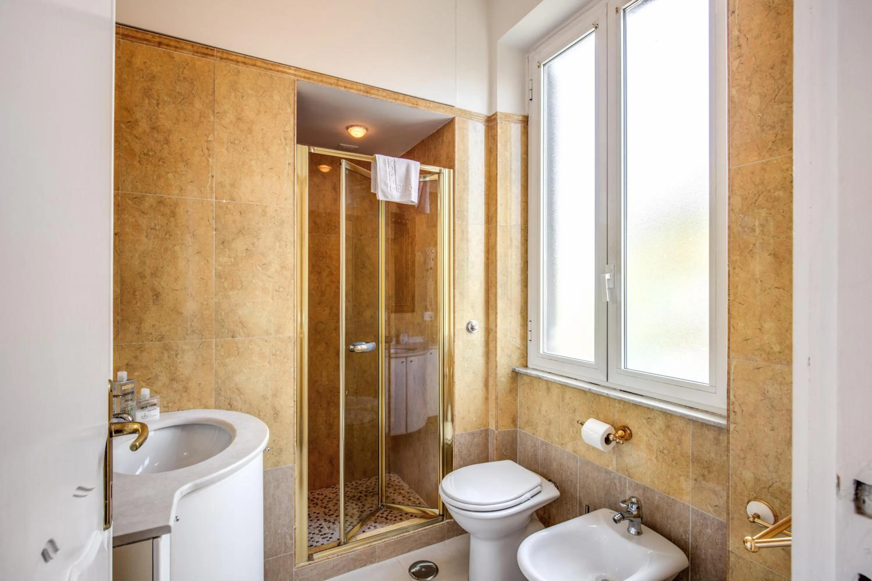 Shower in All Comfort Astoria Palace