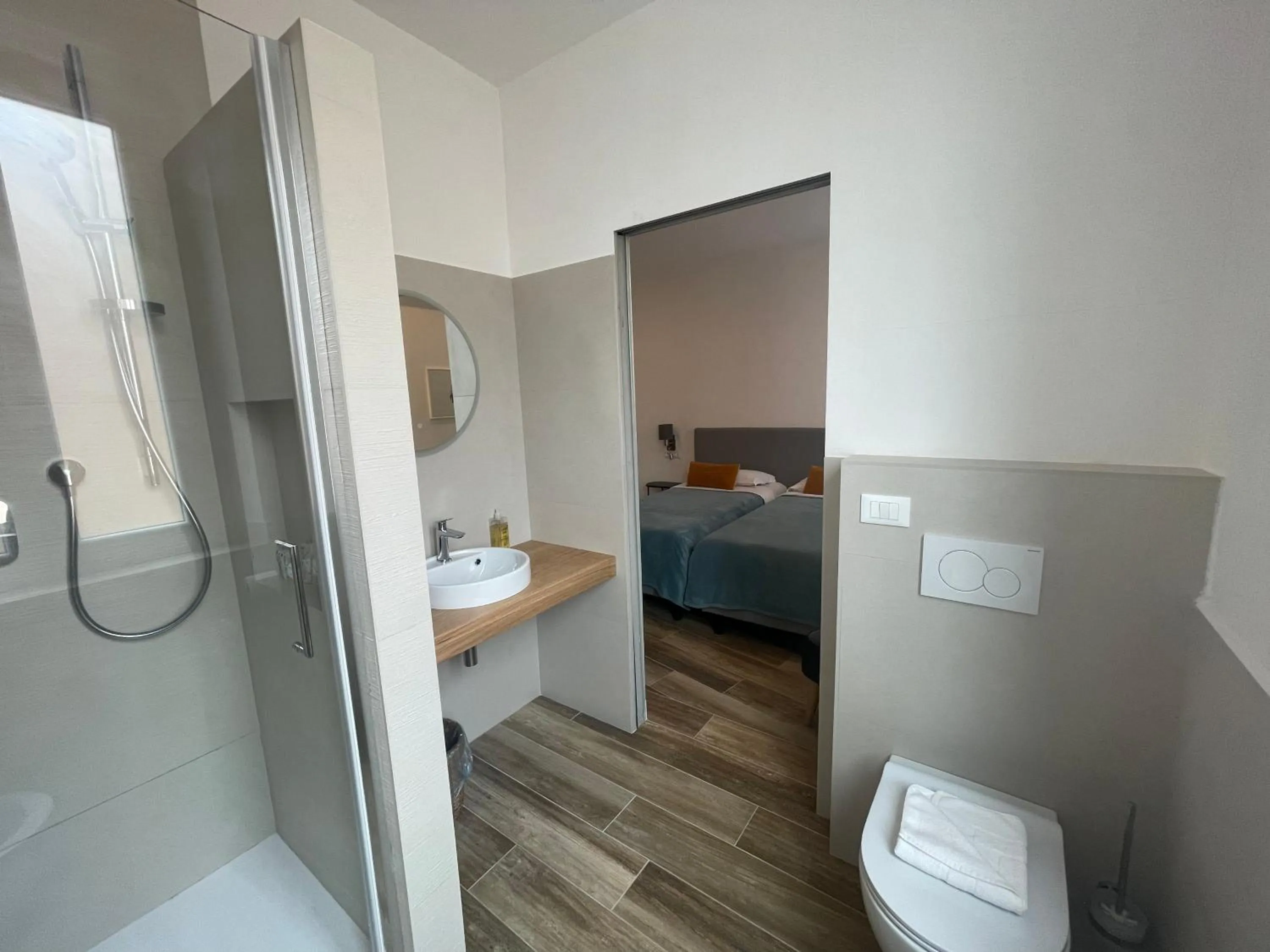 Shower, Bed in All Comfort Astoria Palace