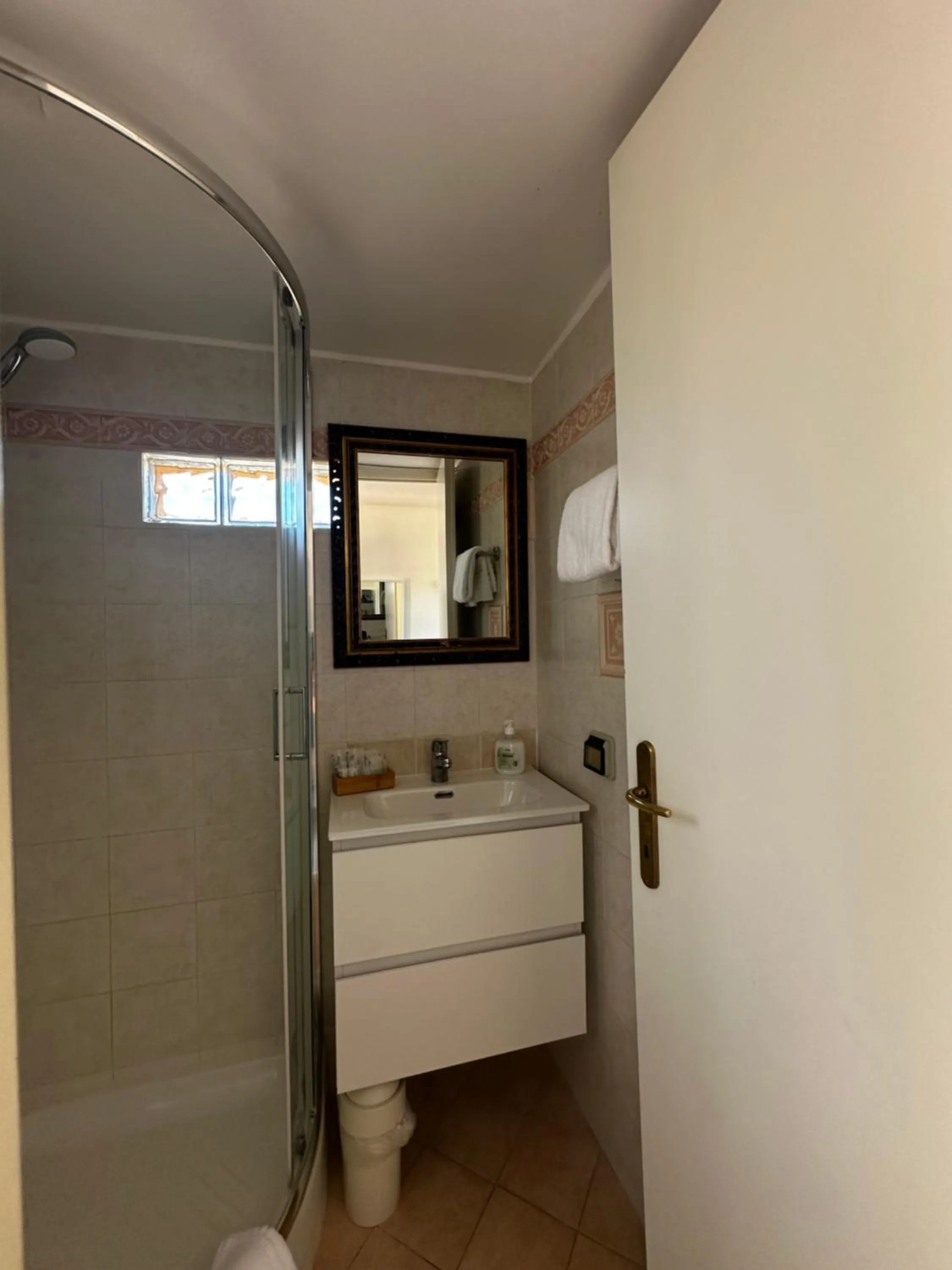 Shower in All Comfort Astoria Palace