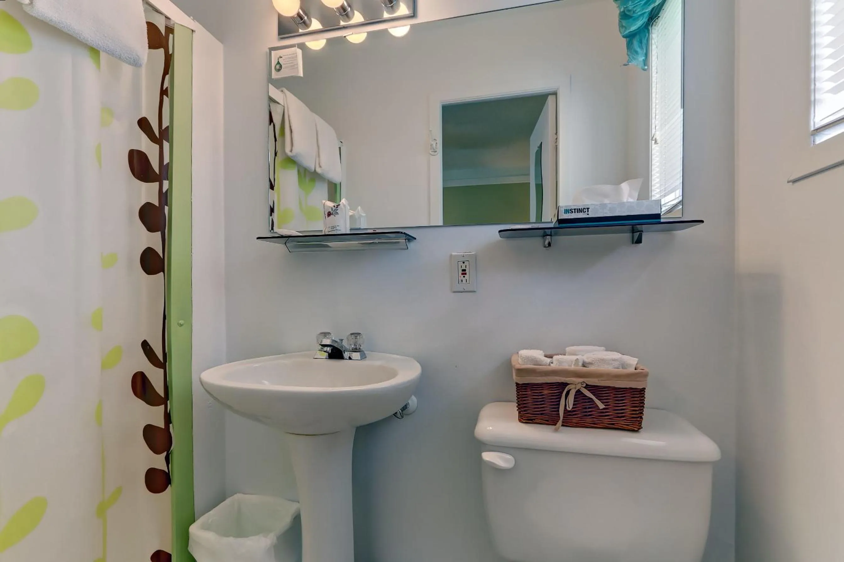 Shower in Motel Lévis