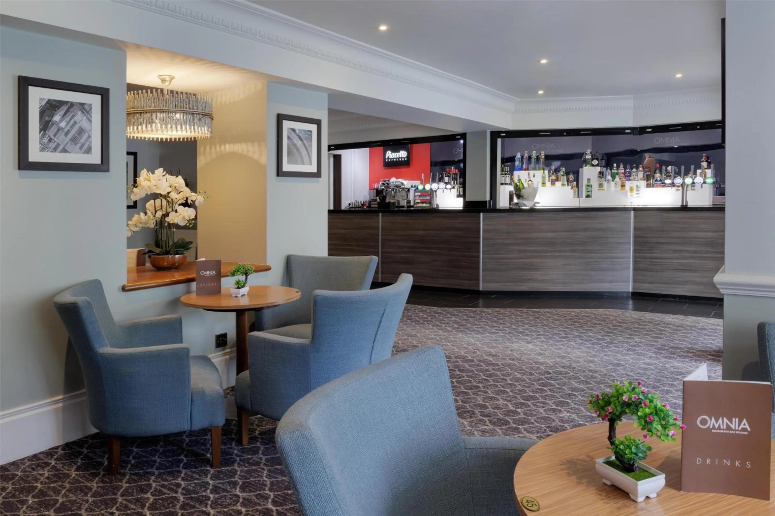 Lounge or bar in DoubleTree by Hilton St. Anne's Manor