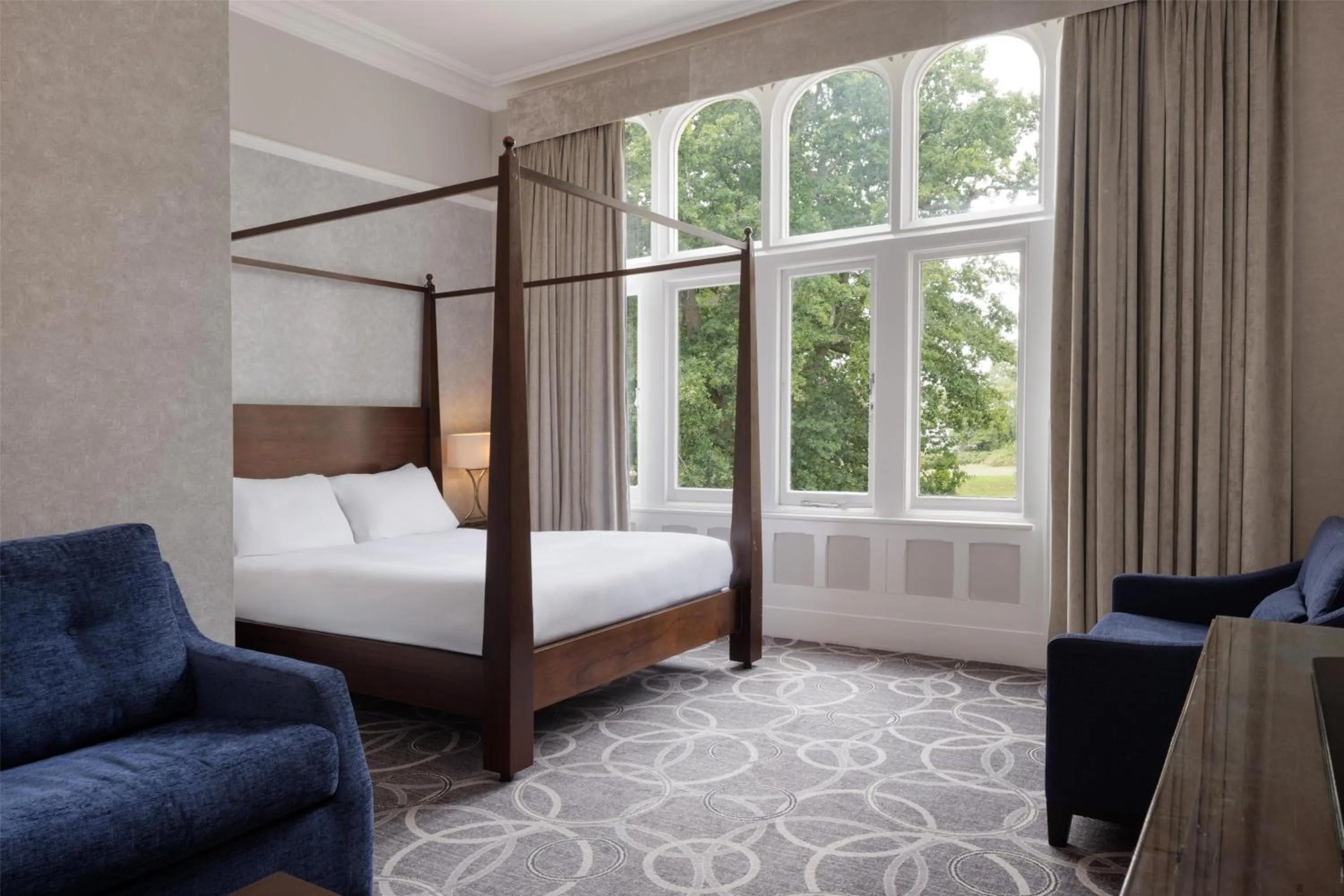 Living room, Bed in DoubleTree by Hilton St. Anne's Manor