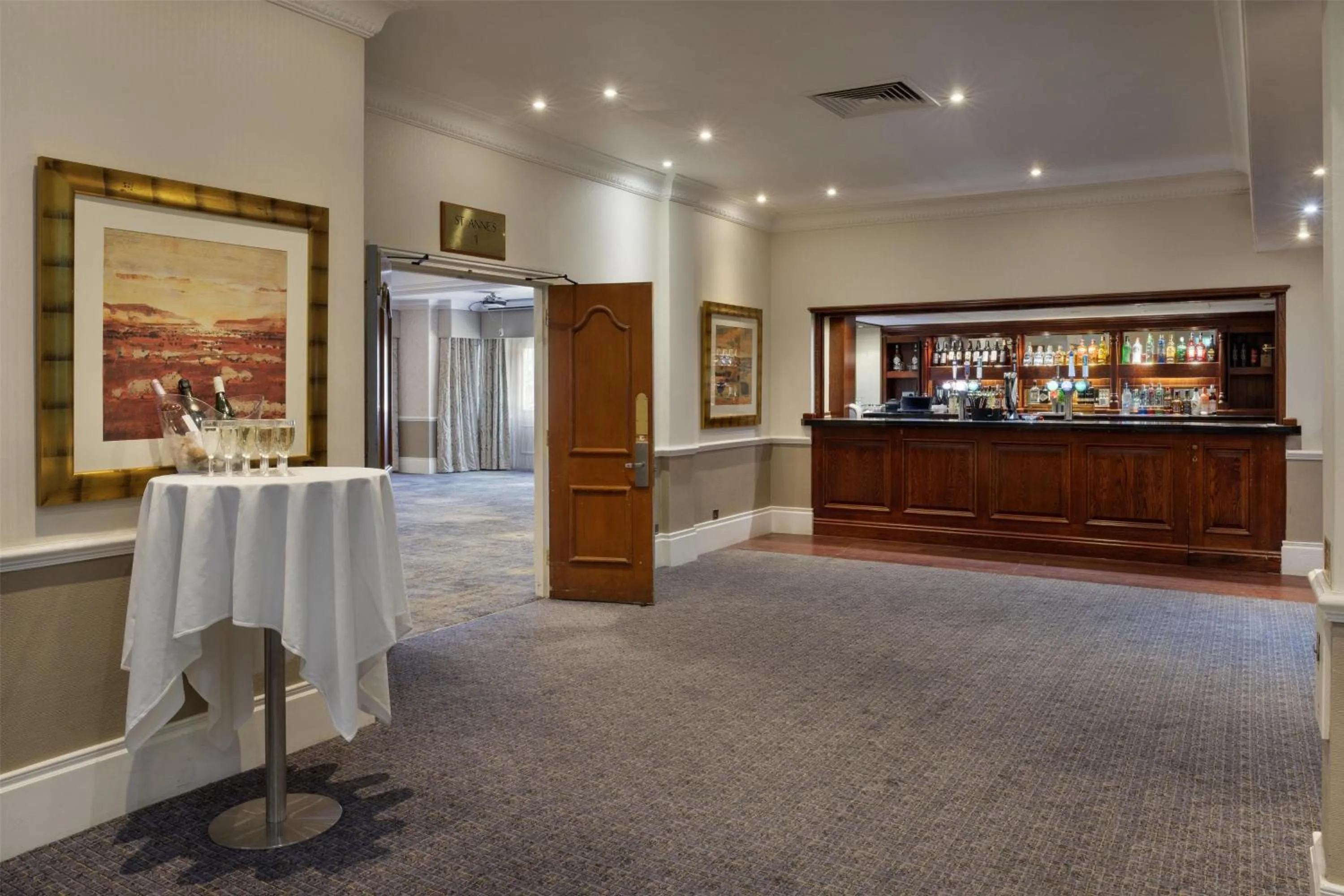 Lounge or bar in DoubleTree by Hilton St. Anne's Manor
