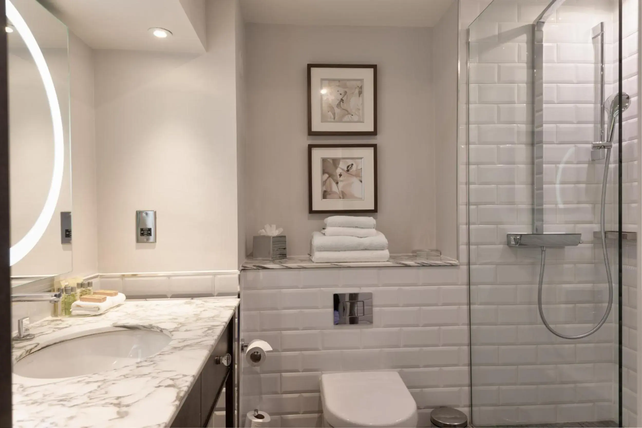 Deluxe Queen Room with Two Queen Beds in DoubleTree by Hilton St. Anne's Manor Deluxe Queen Room with Two Queen Beds in DoubleTree by Hilton St. Anne's Manor